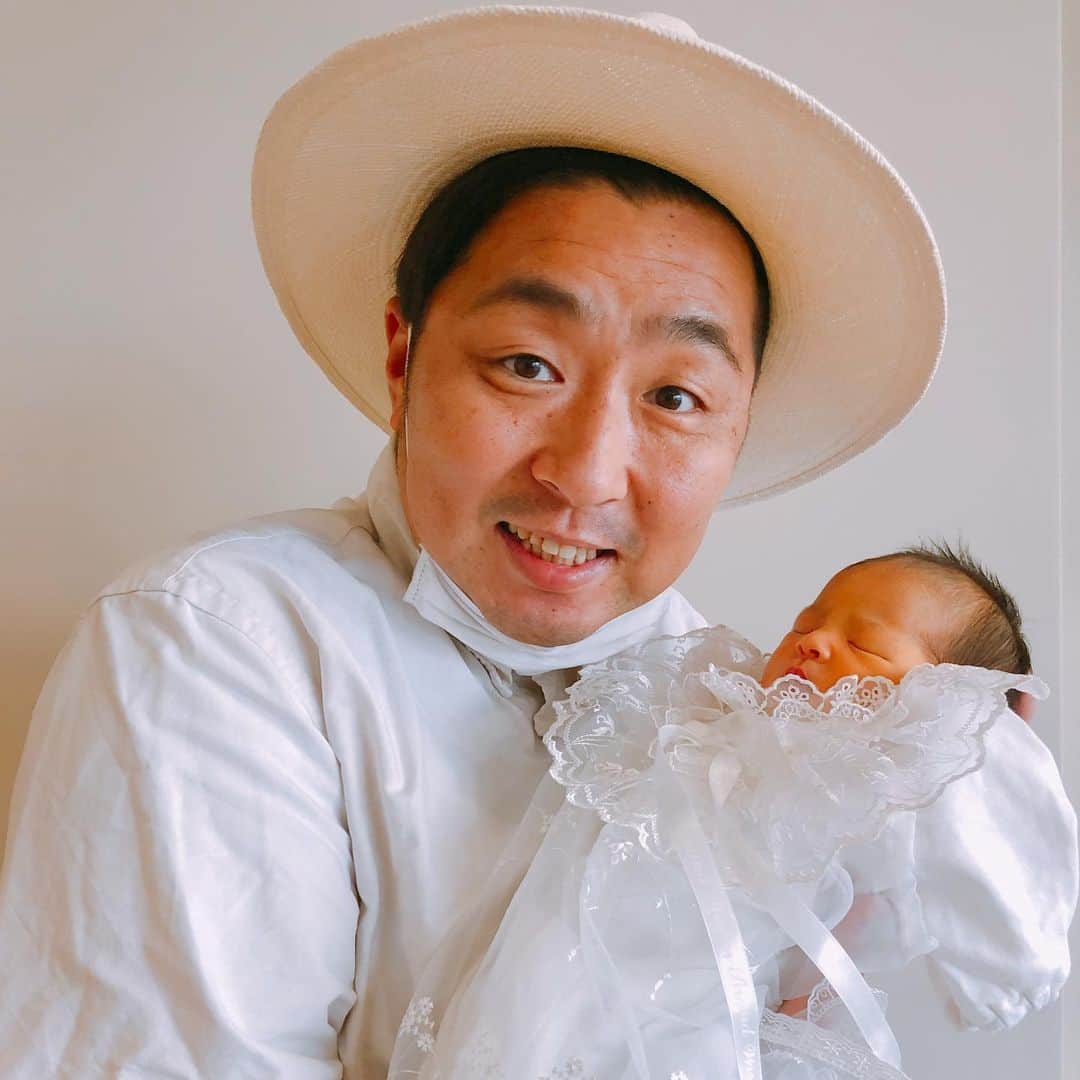 平井俊輔のインスタグラム：「皆様！ 沢山のお祝いメッセージ 本当ありがとうございました！！  妻、娘にやっと会えました😭‼️  ちぃ〜さいのね〜笑  新米パパなので分からない事ばかりですが、先輩パパの方々色々教えて下さい。  手を握ってくれた。 今日からよろしくね。 パパ頑張ります。」