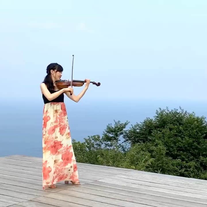 ホテルニューアカオ　熱海温泉＆リゾートのインスタグラム：「アカオリゾートが運営するアカオハーブ＆ローズガーデンの園内動画のダイジェスト版をご紹介します💐 ・ フルバージョンはYouTubeで「アカオリゾート」で検索してみて下さい❗️ ・ 動画の出演はホテルニューアカオでのディナーショーやラウンジでのミニコンサートの演奏者にお願いしました🌿 ※演奏者は日によって変わります ・ ホテル館内では毎日夕食時やアフターディナーにコンサートを行っております🎶是非ご来館の際はそちらもお楽しみ下さい🎼 ・ またアカオハーブ＆ローズガーデンにご入園の際は宿泊者割引(1100円→400円)があり、ホテルからの無料送迎バスもございます。ガーデンにお越しの際もアカオリゾートのホテルをご利用いただくとお得で便利です😊  皆様のご来館をお待ち申し上げております💁🏻‍♀️」