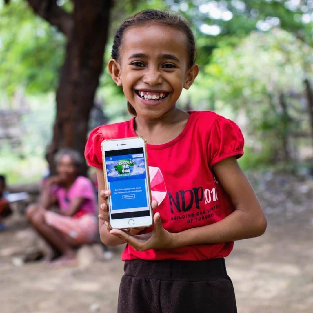 unicefさんのインスタグラム写真 - (unicefInstagram)「The internet’s power to connect children and keep them learning has become even more clear during #COVID19 school closures.  Yet half the world’s population has no online access, including 360 million young people. We’re working with governments and partners to make sure every child has access to connectivity and digital learning - with a focus on the most marginalised children.  © UNICEF/UNI320754/Soares」9月2日 13時15分 - unicef