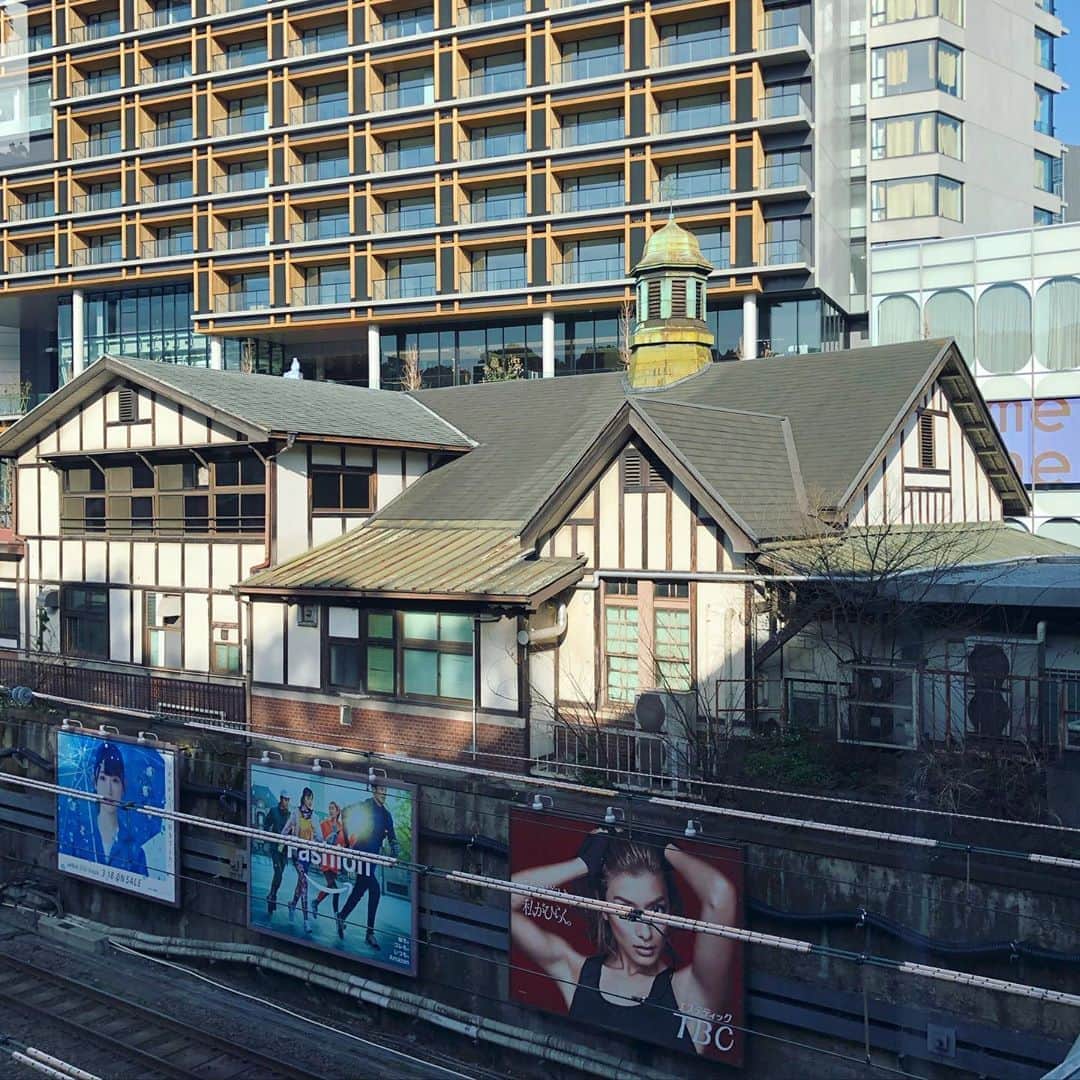 岡田育さんのインスタグラム写真 - (岡田育Instagram)「Farewell, taking final bow to #Kawaii #Harajuku station for her 96 year old history, for our youth memories. #tokyo #japan . . 物心ついた頃からずっとビミョーにダサいと感じていた #原宿駅 #旧駅舎 お別れかと思うと、なんてかわいいんだ。ダサいのは私のほうだったよ。セントラルアパートも同潤会もなくなって南国酒家も縮小しちゃって、あとはもうコープオリンピアだけだなぁ。」9月2日 13時19分 - okadaic