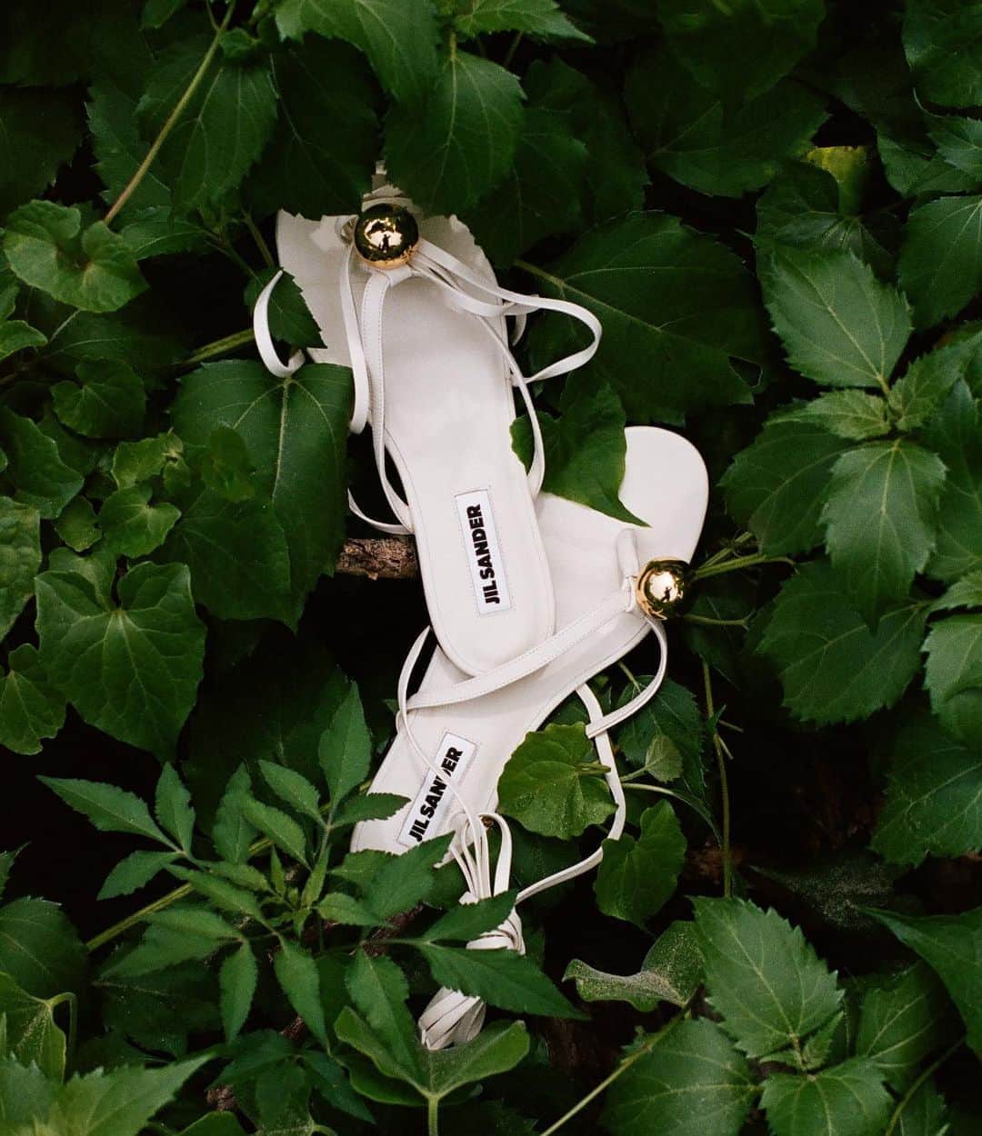 のインスタグラム：「Queen of minimalism. - Your “elegantly unfussy” summer sandal from @jilsander will achieve the minimal approach to dressing. The sandals are adorned with a single ball on the toe straps and tonal sticking throughout. - #ITHK #ITisInspiration #jilsander #minimalism #minimalist #minimal #summersandals #sandals」