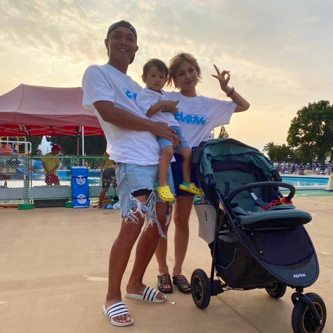のインスタグラム：「Thank you としまえん🙏🌹﻿ ﻿ 2020/8/31最終日。﻿ 私はママになってからなので僅か2年という短い間だったけど、﻿ 家族で沢山お世話になりました☺️💞﻿ ﻿ ひまがこれから成長してく中で沢山連れて来たかったな。。泣﻿ 何度も書いてますが、﻿ 本当としまえんのレトロさ、建物のカラーリングとか本当に好きだった🥺﻿ 残念だけれど、最後に沢山思い出作れてよかった💟🎠﻿ としまえんgoodsもめっちゃGetしたよ笑😜 このTシャツも家族で👾 ﻿ 最終日には偶然にも沢山の豪華ダンサーさんにも出会えて、丸一日遊び倒せて本当に楽しかった😝﻿ ﻿ 最後の花火は感動したなぁ。﻿ 波のプールの最後にも花火終わりにも、拍手喝采で。﻿ 改めて94年間沢山の方に愛されていたんだなぁと感じました✨﻿ ﻿ 94年間お疲れ様でした🙏🌹﻿ #としまえん #ありがとう #最後のとしまえん #パパはこの日横にいた盗撮男を捕まえました #皆様も気をつけて #lovemyfamily」