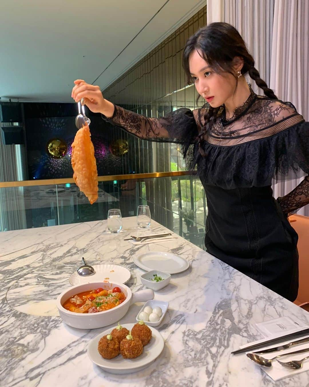 ユリ さんのインスタグラム写真 - (ユリ Instagram)「만두 .. 널 갖겠어 🥟   #청떡마왕#유리한세트#유리한식탁 #청양떡볶이와마늘왕만두 #전주비빔라이스볼 #유리백합오뎅탕 오늘 밤 6시 YOUTUBE✔️」9月2日 13時27分 - yulyulk