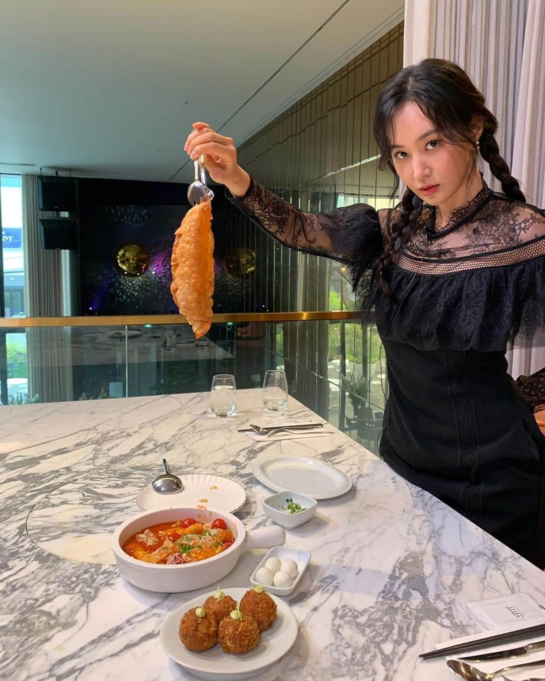 ユリ さんのインスタグラム写真 - (ユリ Instagram)「만두 .. 널 갖겠어 🥟   #청떡마왕#유리한세트#유리한식탁 #청양떡볶이와마늘왕만두 #전주비빔라이스볼 #유리백합오뎅탕 오늘 밤 6시 YOUTUBE✔️」9月2日 13時27分 - yulyulk