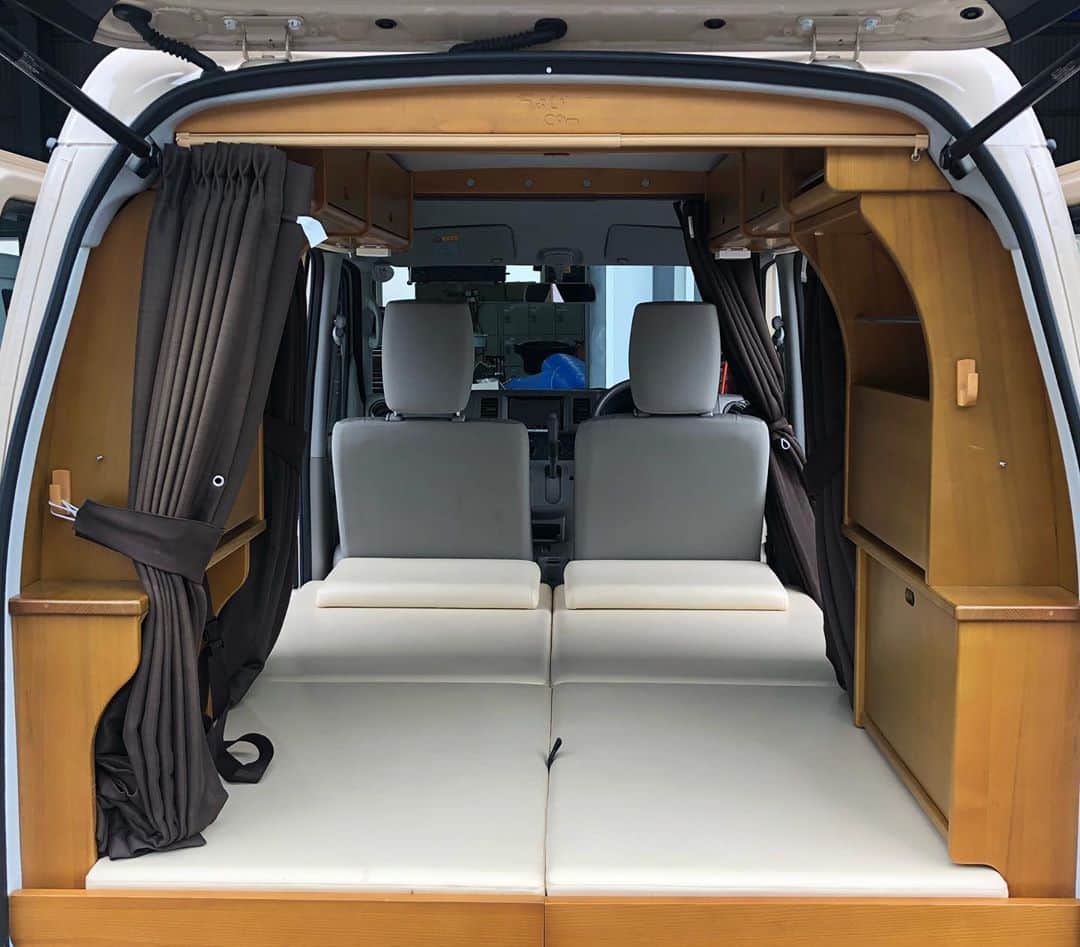 タマルさんのインスタグラム写真 - (タマルInstagram)「今日はTAMARUにおいてある 軽自動車のキャンピングカー🚛ちょいcamのご紹介です〜👏  今は特に、移動手段に車が欠かせない日常になってきましたね。今は旅行やお出かけも行きづらいですが、キャンピングカーでお出かけなさるのはどうでしょうか？  寝ることはもちろん、バッテリー電源システム🔌をつけて、簡単な料理だってできちゃいます🍳  あってはならないことですが、自然災害など何かあったときにも役立ちます。  山口県は自然豊かでキャンピング施設がたくさんあります！！！そういうところに私もちょいcamで行ってみたいです⛺️🚗✨  車検もこのままで通せるところもいいところ👏 気になってた方！多いかと思います。 この機会にぜひ👩🏼‍💻  #TAMARU#タマル板金#山口県#山口市#キャンプ⛺️#キャンピングカー#ちょいcam#軽自動車#車種によっては取り付けも🙆‍♀️」9月2日 13時27分 - tamaru_official
