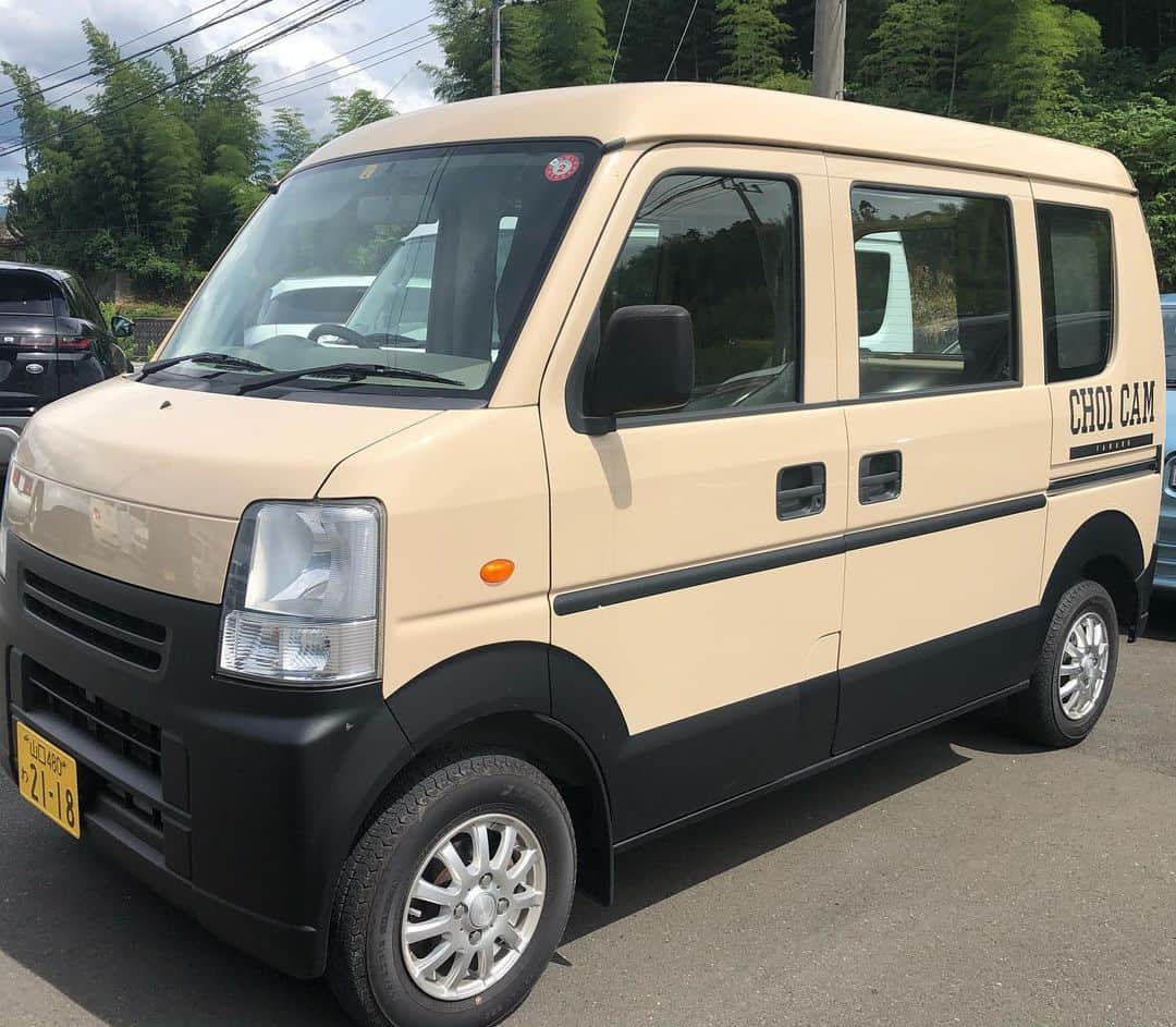 タマルのインスタグラム：「今日はTAMARUにおいてある 軽自動車のキャンピングカー🚛ちょいcamのご紹介です〜👏  今は特に、移動手段に車が欠かせない日常になってきましたね。今は旅行やお出かけも行きづらいですが、キャンピングカーでお出かけなさるのはどうでしょうか？  寝ることはもちろん、バッテリー電源システム🔌をつけて、簡単な料理だってできちゃいます🍳  あってはならないことですが、自然災害など何かあったときにも役立ちます。  山口県は自然豊かでキャンピング施設がたくさんあります！！！そういうところに私もちょいcamで行ってみたいです⛺️🚗✨  車検もこのままで通せるところもいいところ👏 気になってた方！多いかと思います。 この機会にぜひ👩🏼‍💻  #TAMARU#タマル板金#山口県#山口市#キャンプ⛺️#キャンピングカー#ちょいcam#軽自動車#車種によっては取り付けも🙆‍♀️」