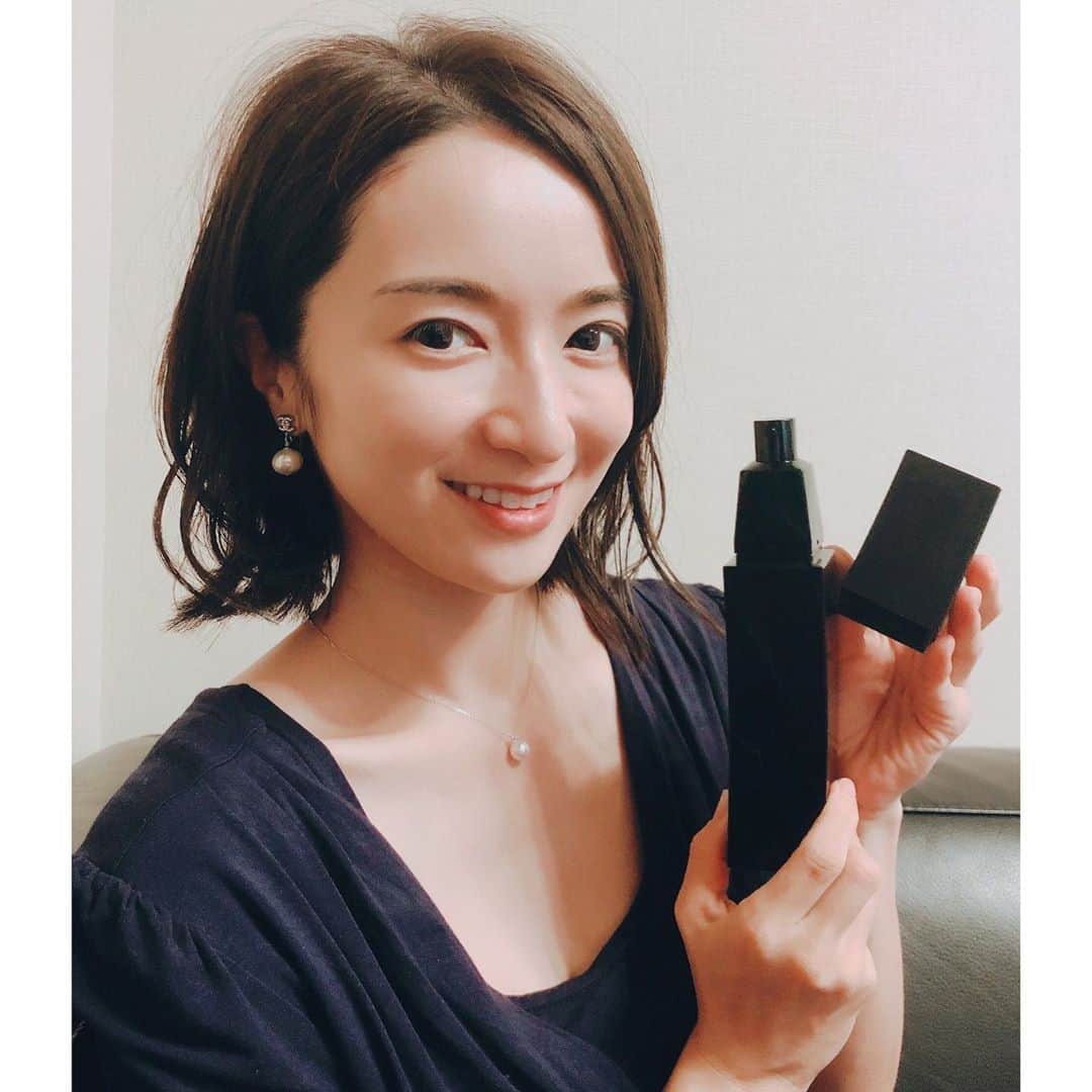 Mayuko Watanabe 渡辺真由子さんのインスタグラム写真 - (Mayuko Watanabe 渡辺真由子Instagram)「最近（今この写真も）愛用しているアイシャドウが 8月1日に発売されたPOLAの『ディエム クルール カラーブレンドグローアイカラー』のBE01です( ˊᵕˋ )♡ まず右側のスキンレイヤーカラーをまぶたに塗り、そのあと上から左側のニュアンスレイヤーカラーを乗せます♬ なかなか写真で上手く撮れなかったのですが、 ニュアンスレイヤーカラーを重ねることで艶っぽさが出て、立体感のある目元になるんです🥰 しっかりメイクしたい日はたくさんつけるとはっきり配色しますし、ナチュラルメイクにも仕上がるので手放せません😆👍 まぶたの保湿も出来るので安心です(*´︶`*) ・ さらに9月にBAのスキンケアシリーズが新しく発売されます•*¨*•.¸¸♬︎ 発表会で研修員の方が10年かけて見つけ着目した遺伝子によって、エイジレスな肌を実現できるそうで、使い続けることでハリのあるふっくら肌になっていくようなので、衰えてきた私の肌に早速使ってみたいと思います🥰💕 真っ黒でシンプルなパッケージが家に置いてあるだけでオシャレなのもお気に入りです♡ まずはローションから試すと良いそうです！こってりとしたテクスチャーが良いですよ(*˘︶˘*).｡.:*♡ ぜひ使ってみてくださいー( *˘ ³˘)♡♡♡ @ba_polaofficial  #ポーラ#pola#スキンケア#ディエムクルール#アイシャドウ#polaba #アンチエイジング#mama#ママ#令和2年ベビー#5月生まれ#美容好き#美容好きな人と繋がりたい」9月2日 13時28分 - watanabe_mayuko