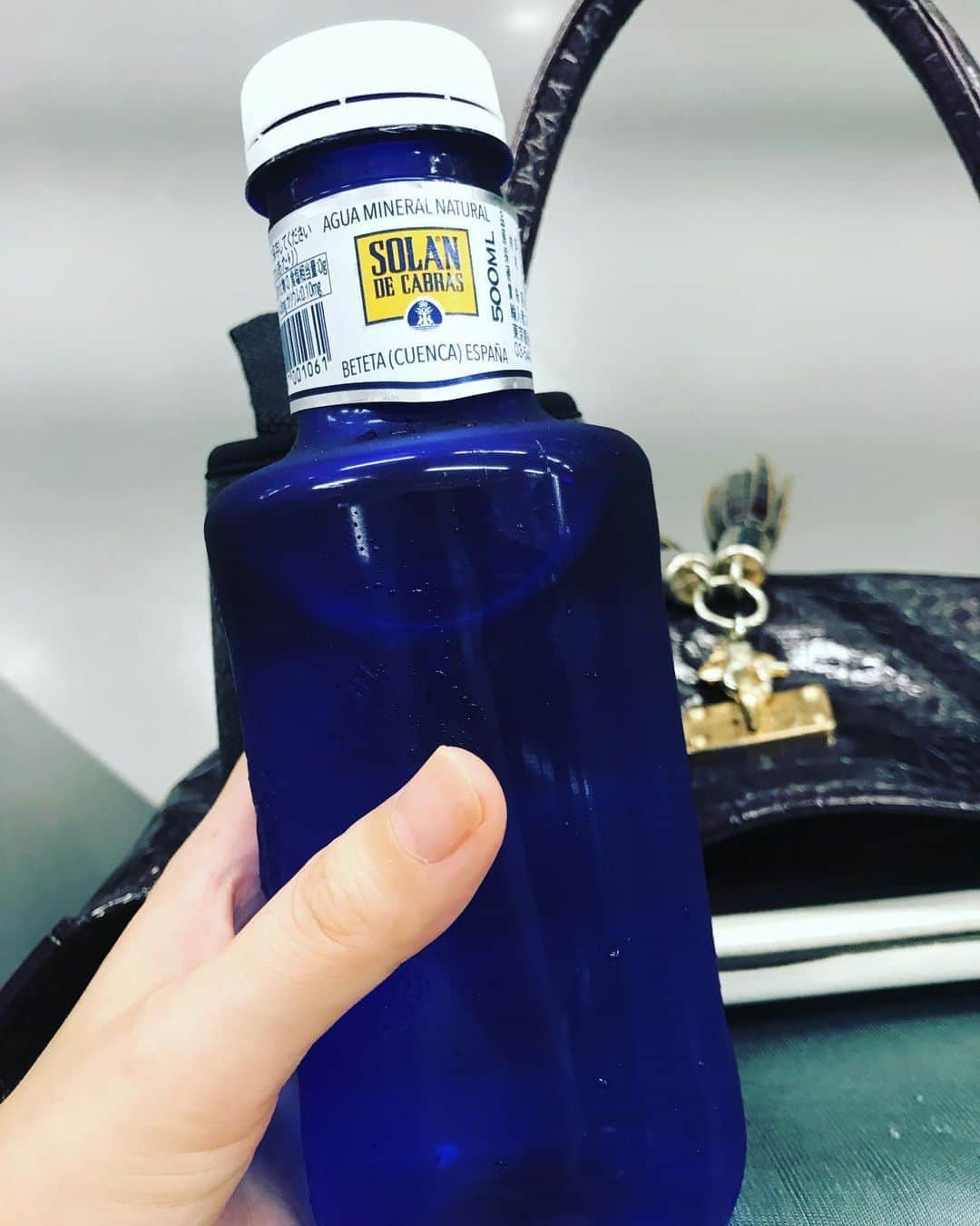 のインスタグラム：「✨わたしの好きなお水✨  ブルーウォーターと呼んでいます。 　不思議の海のナディアみたい🏖  スタジオレッスンのときは いつもコレです🌳  △▽△▽△▽△▽△▽△▽△▽△▽△  意識は宇宙へ。実は お空では、あと1時間で満月で 今日は魚座満月🌕   魚座はラストの星座で、 #浄化 の強い星座だそうです。  満月と一緒に 　解放のワークをしませんか。  私は毎月やって、要らないものを #手放し　ています。  不要な感情、ネガティブ思考や 　もう使い古した思考  そして今日は、この #ブルーボトル　 で、満月🌕で照らした 　ムーンウォーターをつくります  #soran #宇宙の法則で生きる」