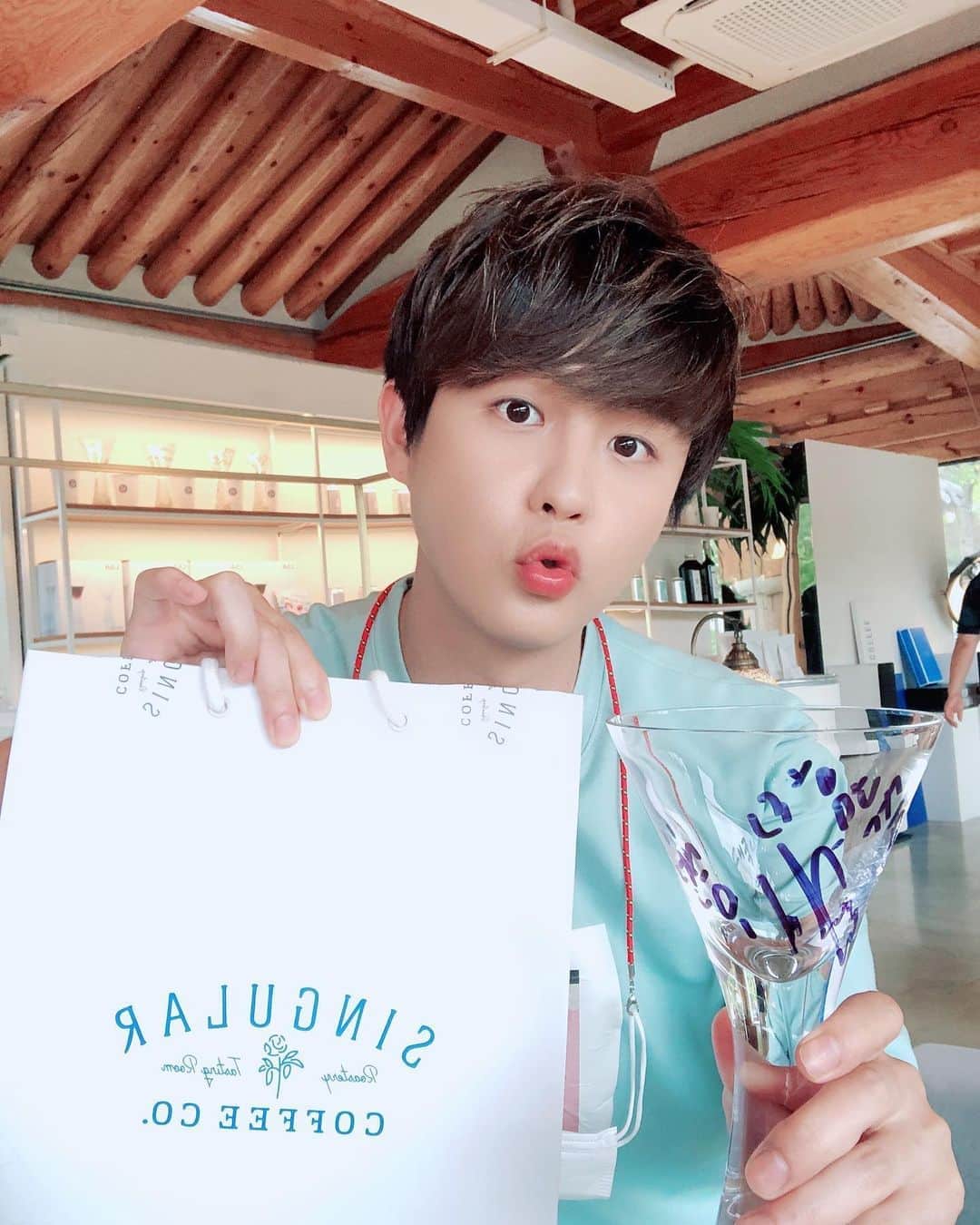 インジュン のインスタグラム：「울산싱귤러커피~~❤️ 커피대박인집~가면 제꺼 싸인도있지롱😊 コーヒーめっちゃ美味い~~❤️ 俺のサインもあるぞー😊 . . #울산#싱귤러커피#최고 #めっっっっちゃ#オシャレ#カフェ」