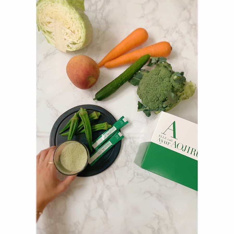 乙黒えりのインスタグラム：「ELLEcafeAOJIRU . 大好きなELLEcafeから出てる青汁🥬 楽に菌ケアできるグッズの一つ✨  食物繊維が豊富なので#菌ケア　としておすすめです。 食物繊維は菌を育てたり、腸の蠕動運動を促進します。 . 青汁はここ10年くらい飲んでいて、最近は長女も豆乳青汁が大好きで毎朝飲んでます。 KINSサプリもエッセンスも飲んでるしすっかり美容女子👧✨そういうのが楽しいらしい😂(一回も私から強制はしてませんw) この青汁は子供も飲めるくらい、苦味やクセがなく飲みやすいのは確かです！ . . 今日ちょっと野菜足りないかな〜っていう日や、外食の後は、罪滅ぼしに青汁2包をプラスαとして飲んだりもしてますよ！ 乳酸菌たっぷり、食品添加物不使用 なのも嬉しいポイントです。 . @ellecafejapan   #モリンガ#大麦若葉#ケール#スピルリナ#青汁#ellecafe#ayur#菌ケア#食物繊維#乳酸菌#腸活アドバイザー#菌活#腸活#楽菌ケア」