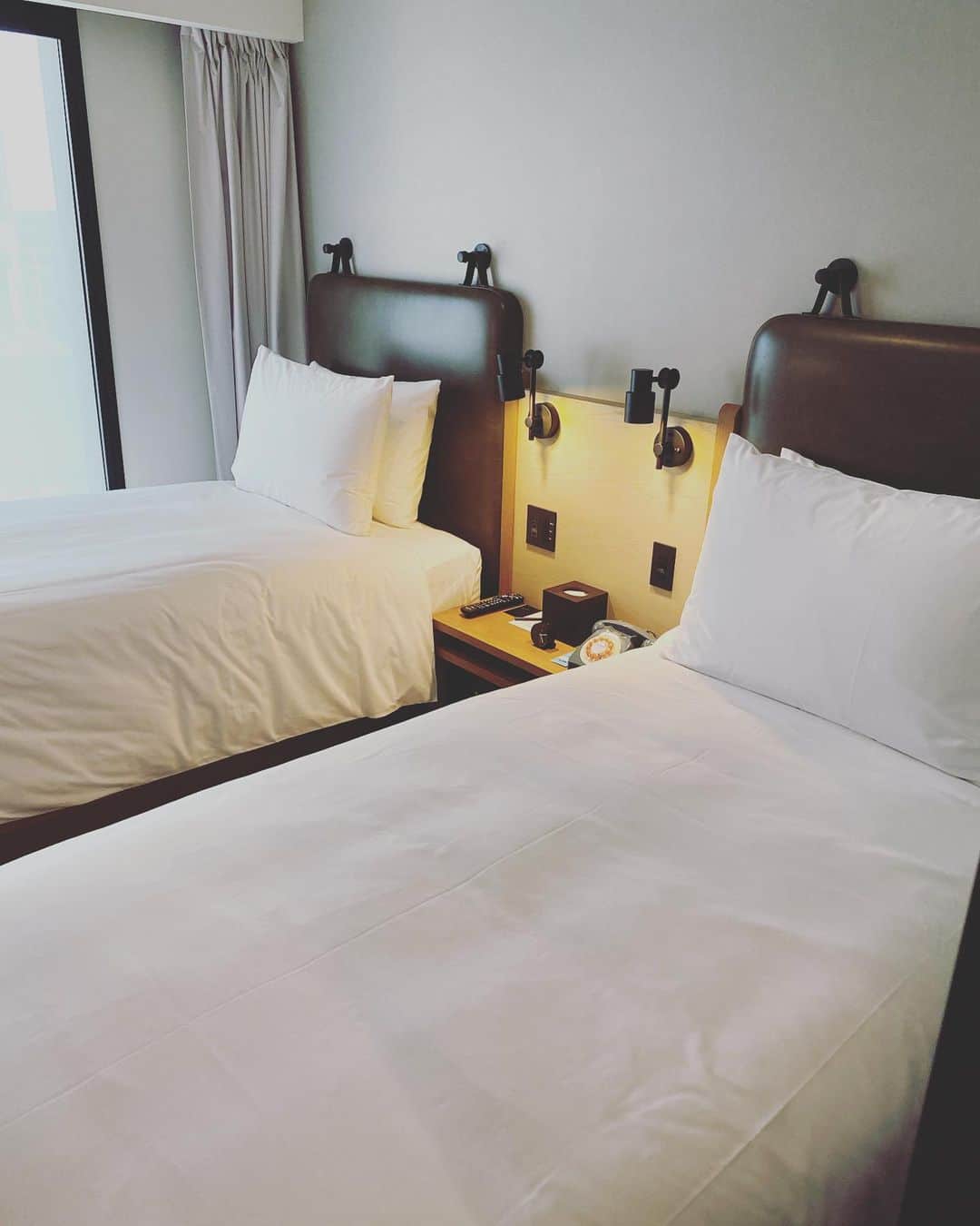 軍地彩弓さんのインスタグラム写真 - (軍地彩弓Instagram)「大阪滞在で、9/1にできたばかりのMOXY OSAKA SHINUMEDA に宿泊しました。 流行りのブルックリンスタイル。Cozy &Casual 。インテリアも可愛い💕💕💕 NYのホテルに泊まっているみたい。 ミニマムなインテリアは壁かけスタイルで合理的。福島から中津エリアは最近お洒落なレストランやショップが増えているなあ。 大阪のブルックリンみたいで、可愛いです。 価格も手頃でちょうどいい感じ。 おすすめです😊  #moxyosakashinumeda  #atthemoxy @moxyosakashinumeda #osaka #hotel」9月2日 13時57分 - sayumi7