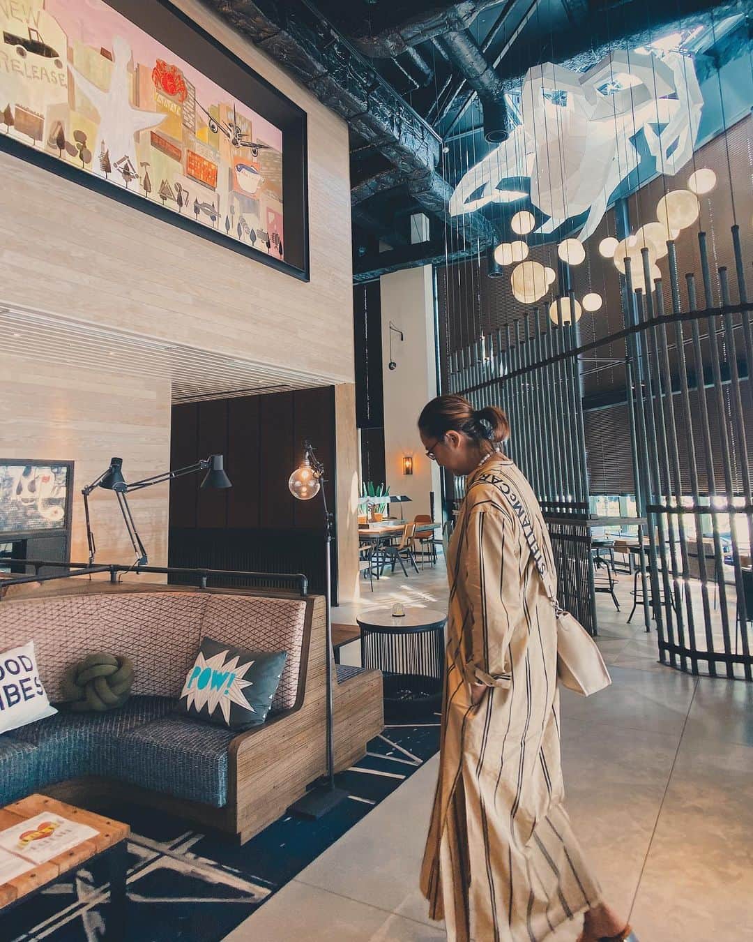 軍地彩弓のインスタグラム：「大阪滞在で、9/1にできたばかりのMOXY OSAKA SHINUMEDA に宿泊しました。 流行りのブルックリンスタイル。Cozy &Casual 。インテリアも可愛い💕💕💕 NYのホテルに泊まっているみたい。 ミニマムなインテリアは壁かけスタイルで合理的。福島から中津エリアは最近お洒落なレストランやショップが増えているなあ。 大阪のブルックリンみたいで、可愛いです。 価格も手頃でちょうどいい感じ。 おすすめです😊  #moxyosakashinumeda  #atthemoxy @moxyosakashinumeda #osaka #hotel」