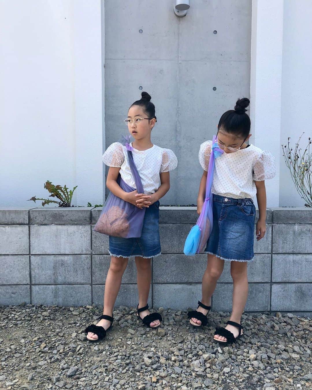 ◆miki◆のインスタグラム：「* * 👧🏽👧🏽💋 * ドンジャラやってたはずなのに なんま大声で 「ッッジャンボーーー‼️‼️‼️」 って上がっちゃったののちゃん笑 いやいや ジャンボて  なに？😂笑 かすってもないやん😂笑 * さらには 興奮状態がピークに達したようで 「んもぉっ血管キレそうぉ～🤩🤩(ง ˙o˙)ว ﾌｫｫｫｫｫ!!」って。 いや、それはまずいてww😦 * もう1回やりたい！ もう1回やりたい！ て、繰り返してたら 4時間もやってたわ #長い * 鬼滅のドンジャラ ずっと完売してたらしく イオンプラついてたら いきなし発見して👀 ののなのに甘く すーぐなんでも買っちゃう 姉が← 小脇に抱えて急いでレジに走ってたわw * #叔母バカ  #ののなの #双子 #ツインズ #twins  #一卵性 #めがねちゃん」