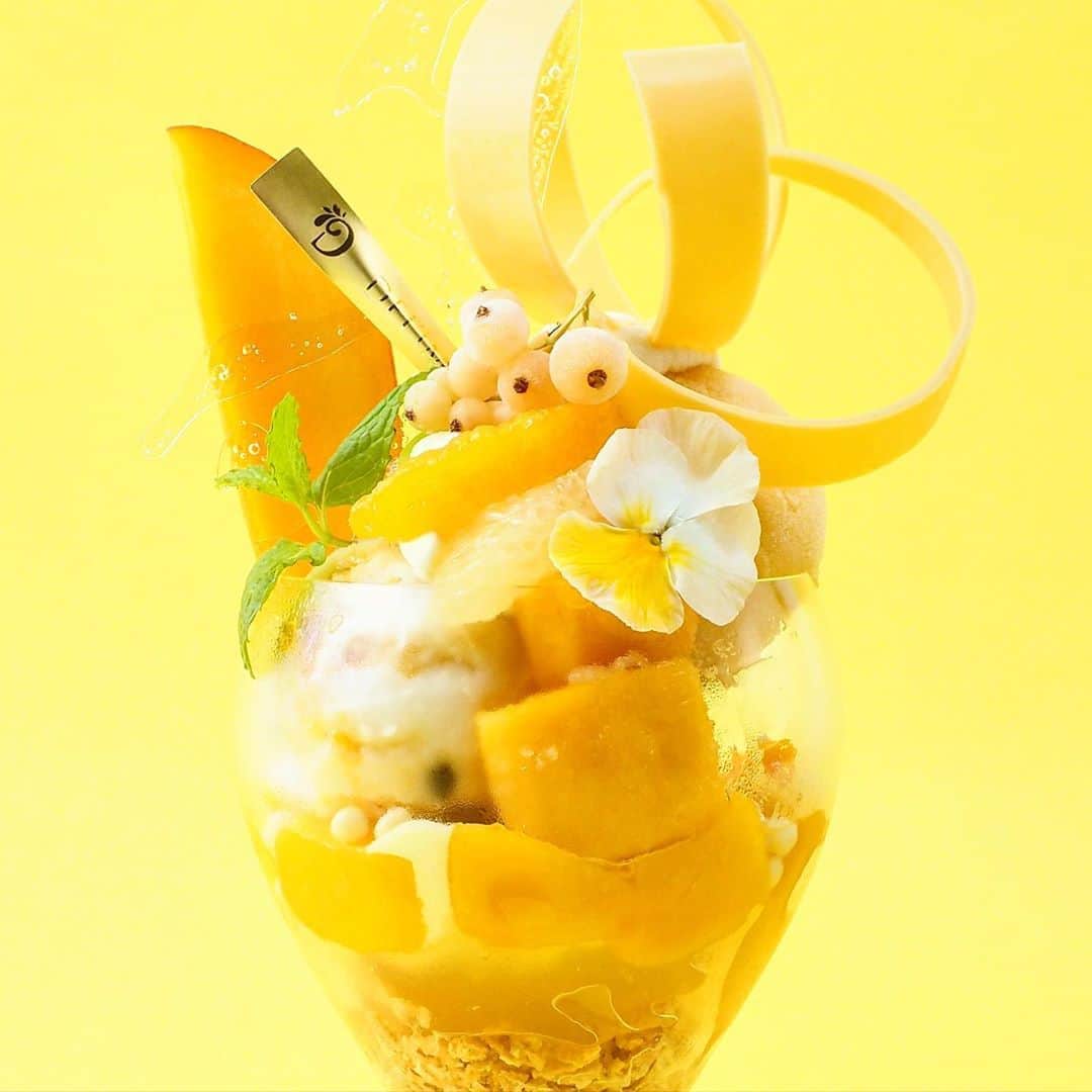 eguchikazuakiのインスタグラム：「もうすぐ販売終了だよ‼️﻿ ﻿ ペルメルエキゾチック😊﻿ 食べてくれましたか、これは日比谷のパティシエールが何回も何回も私にダメ出しされて、やっと組み上がったパフェ、デリーモの歴史の中でマンゴーを使ったパフェとしては1番の人気です。﻿ ﻿ 目の前にチャンスはめちゃくちゃ転がっていて﻿ やったら大変だけど、自己価値は上がる﻿ やらない選択肢もやる選択肢もしてるのは自分自身😆﻿ ﻿ 満員電車に乗ることも、納得いかない仕事をするのも﻿ 選んだのは自分自身です﻿ 目的・目標は変わらない、逃げるのは自分自身。﻿ いまを変えるか変えないかも貴方が決めれる👍﻿ ﻿ 完成されたパフェを食べた時めちゃくちゃテンション上がりました、パフェって人を感動させれるって再認識した‼️だからパティシエは最高だって言いたい。﻿ ﻿ あいつは環境が恵まれてるからとか、あいつは金持ちだ、とか関係ない。文句言ってるから恵まれない、金持ちだから頑張るんじゃなくて、頑張る人が金持ちになる。発想が逆だよ、世の中スタートからして平等じゃないんだから。﻿ じゃあどうするか、やるだけでしょ⁉️﻿ ﻿ もうすぐ終わっちゃうけど、パフェ一つとっても﻿ 私達の中でのストーリーもあってね﻿ 気持ち入っている商品がたくさん、熱量で溢れています😆﻿ ﻿ 今日もやるよ👋🏻  #delimmo #デリーモ #マンゴー #パッション #パフェ #クリーム #ココナッツ #ペルメル #エキゾチック #東京ミッドタウン日比谷 #パティシエ #ショコラティエ #パティシエール #江口和明 #eguchikazuaki #やろう #いまやる #いまやれ #すぐやれ」