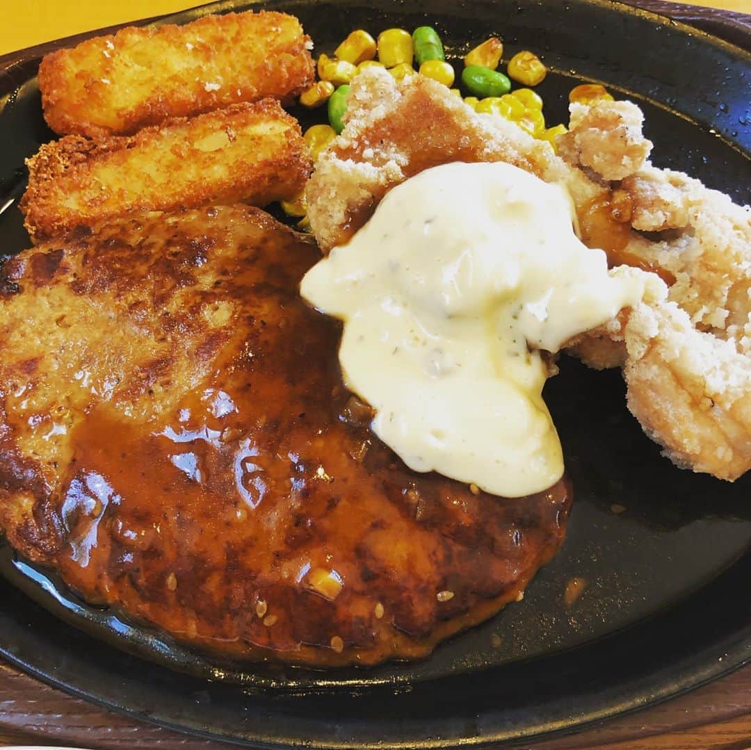 中村譲のインスタグラム：「久しぶりのガスト。昔はこれにライス大盛り3枚食べてた(笑) 大人注文したらファミレスの値段じゃなくなった😂 #ハンバーグ  #エビフライ  #ガスト  #ファミレス  #humberg #familyrestaurant」