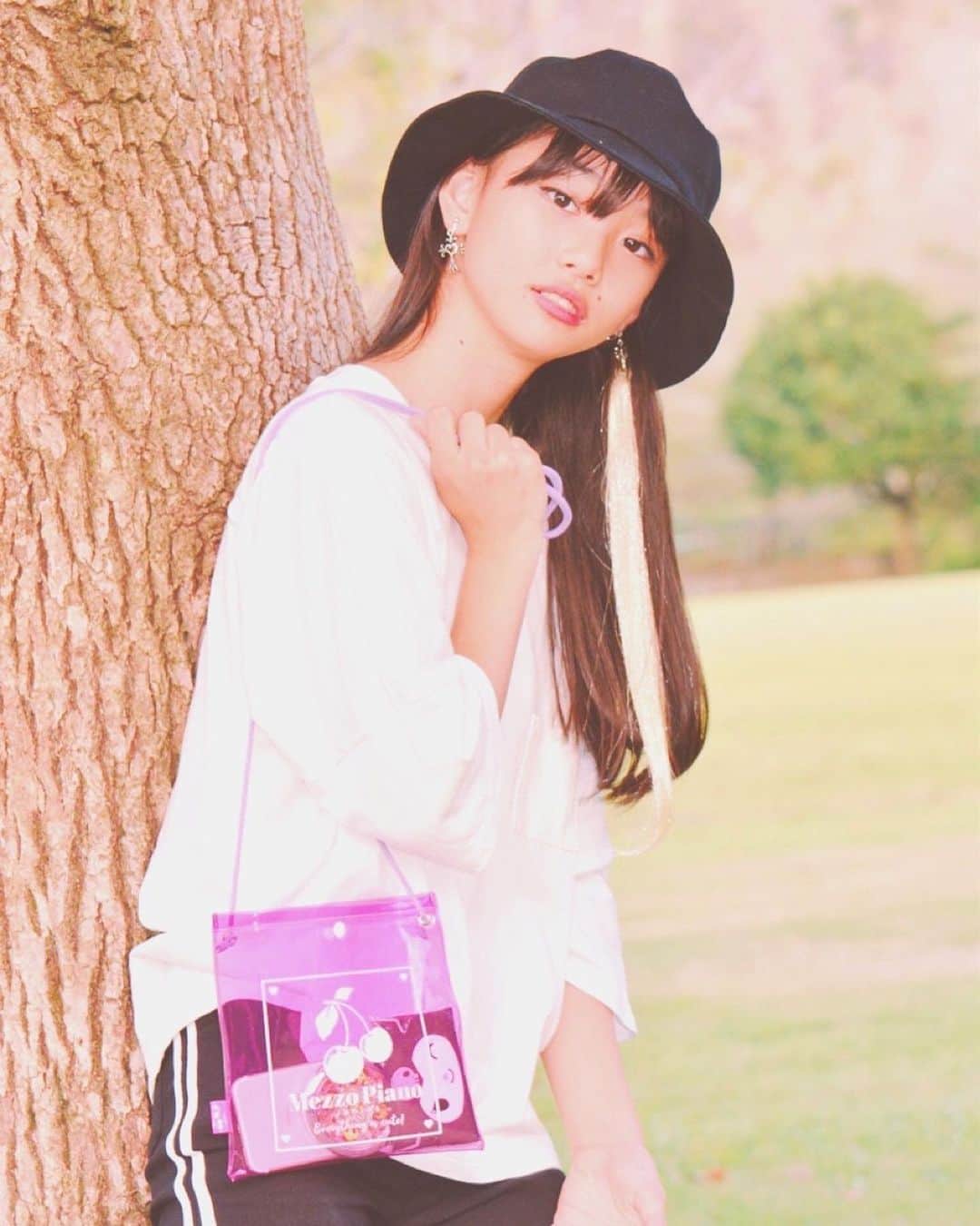 ニコ☆プチのインスタグラム：「夏もあと少しだね〜🧐 プチモのふろくの使い方🌻💞 レイヨは、スポコーデと大人ガーリーコーデの2種類に合わせてくれたよ🙈💜 みんなはどっちがお好き？😘  れいよだよ♪ 今回は、スポーティー系と、大人ガーリーに合わせてみたよ♪ 透けてるからオシャレなものをいれたり、推しの写真をいれたりしたら、すっごくいいかも！柄もすっごくオシャレでとっても可愛い♡みんなも使ってみてね！  #ニコプチ #ニコプチふろく #プチモのふろくの使い方  #ニコプチふろくのある生活  #メゾピアノジュニア #mezzopianojunior  #ふろく #松本麗世」