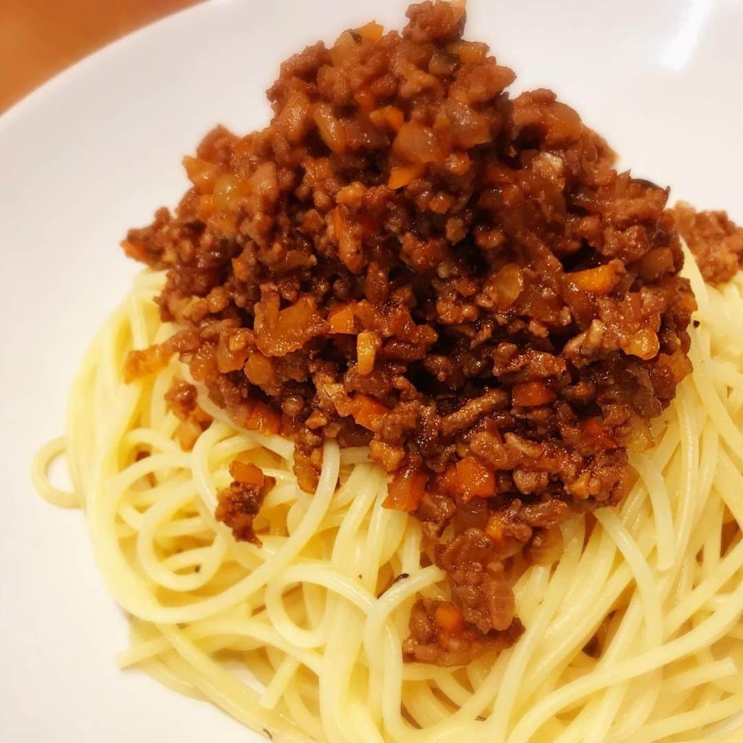 JIGEN のインスタグラム：「自家製パンチェッタと、果実味豊かな辛口の赤ワインで、コク深い大人のボロネーゼを作ってみました。かなり美味いらしい。けど、そんな時に限って断食中なので、私は白湯を飲んでいます♪」