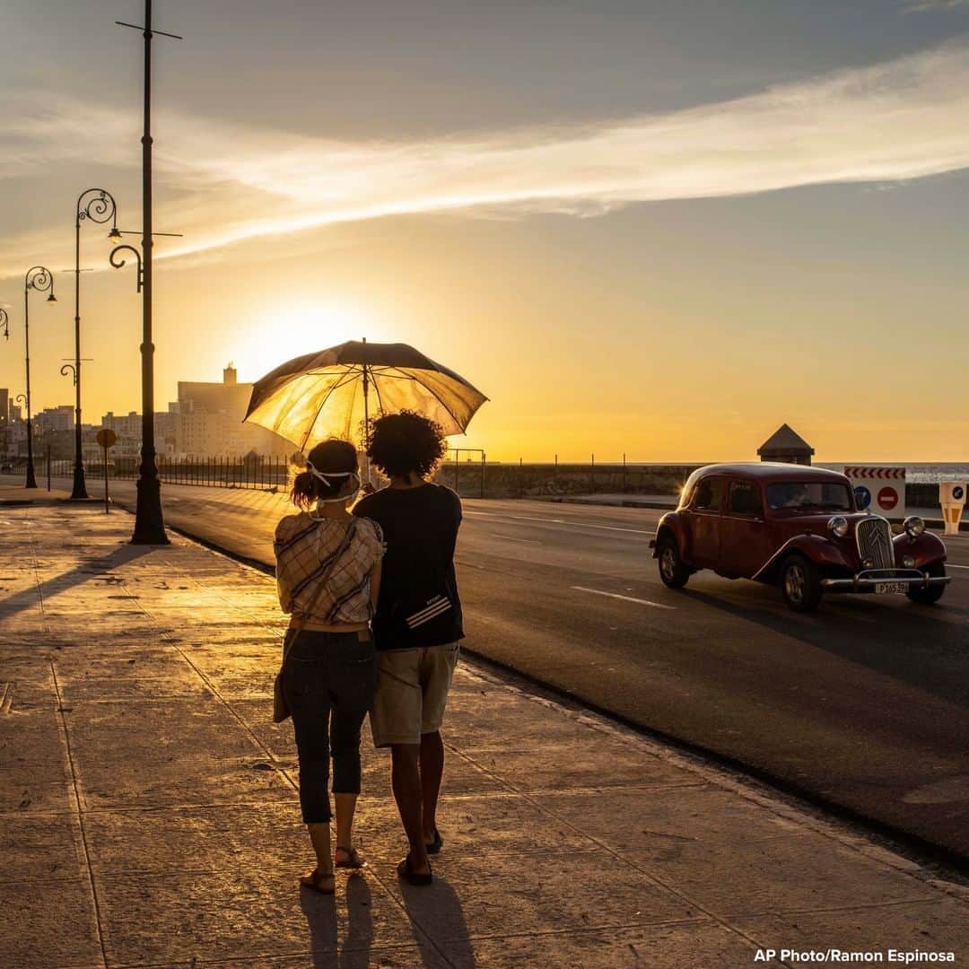 ABC Newsさんのインスタグラム写真 - (ABC NewsInstagram)「Couple wearing face masks pictured strolling along the Malecon seawall at sunset in Havana, Cuba. Cuban authorities are introducing new preventive COVID-19 measures in Havana, including a curfew from 7 pm until 5 am. #cuba #coronavirus」9月2日 14時02分 - abcnews