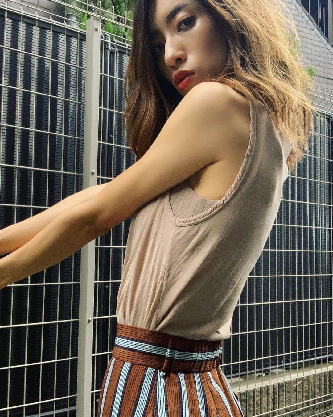 柳めぐみのインスタグラム：「. . こんにちは！ アースカラーの洋服好きだ。 でもねこのパンツウエスト詰めすぎてご飯食べたらパツンパツンになるんや🙄 . そしてこのウェーブヘアめちゃくちゃ簡単に出来るからSHOW  ROOMでシェアしようかな☺️ . #outfit #wardrobe  #大人カラー #大人スタイル #大人コーディネート #アースカラーコーデ #ウェーブヘア #大人ウェーブヘア #showroom  #9月4日から配信します #よかったらフォローお願いします #🙇‍♀️」