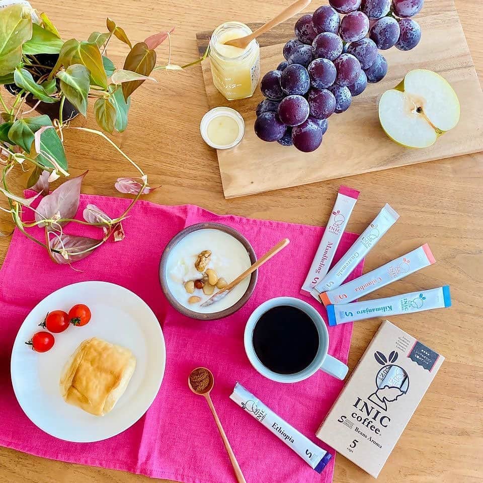 のインスタグラム：「. 今日から９月。 何だかぐっと秋の空気を感じるようになりましたね。 秋の味覚を味わいながら、一緒にコーヒーも楽しんで下さいね＾＾ . そんな秋のはじまりにオススメしたいのが、大人気＜Beans Aroma＞シリーズのアソートスティック。エチオピア、マンデリン、グァテマラ、キリマンジャロ、コロンビアと、５種類のシングルオリジンコーヒーが一箱に入ったお得なセットです！飲み比べをしながら、お好みの味わいを見つけて下さいね♩ . ▼INIC coffee Beans Aroma アソート スティック／5種類セット https://www.inic-market.com/fs/inicmarket/204678/4560466078655 #コーヒーのある暮らし #☕️ #コーヒー #coffee #coffeetime #プラスオンコーヒー #コーヒー大好き #コーヒー巡り #コーヒーブレイク #コーヒー☕️ #コーヒーライフ #コーヒーのある生活 #コーヒー時間 #iniccoffee #イニックコーヒー #カフェスタグラム #ホットコーヒー #アイスコーヒー #ラテ #アイスコーヒーの季節 #おうちカフェ #家カフェ #シングルオリジン」