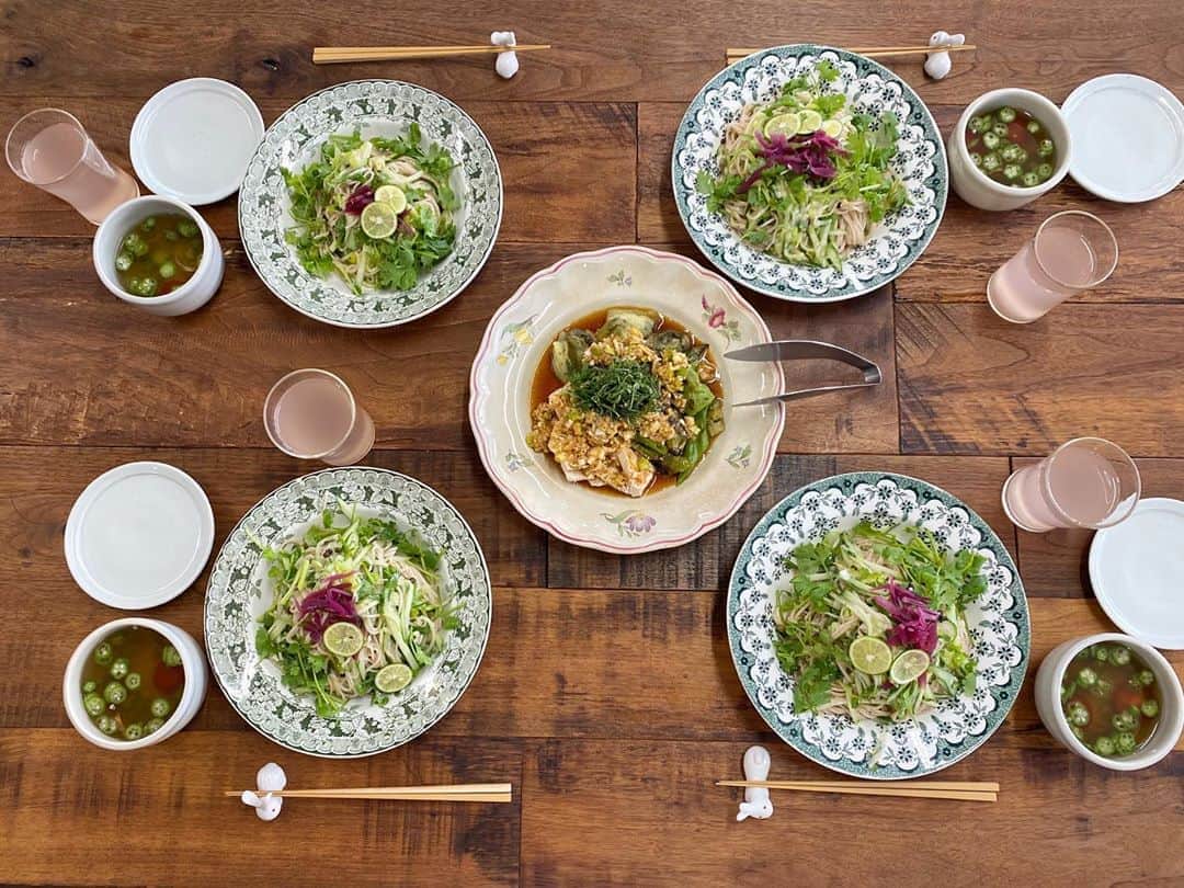 のインスタグラム：「まかない。 朝採りきゅうりとパクチーと実山椒のあえ麺。味付けはねぎオイルとお酢。乗せたのは　@ggs_kyoto さんの賀茂茄子しば漬けとすだち。 焼きなすと万願寺とうがらしと蒸し鶏の香味ソース スープは鶏の蒸し汁、#福光屋　さんの#オーガニック純米料理酒　、#なかむら耕作所　さんの切り干し生姜、塩胡椒、薄口醤油で簡単に。ナンプラーでも美味しそう。具はおくらとミニトマト。 #青家の酵素シロップ 水割り🍇 #薬膳 #青山有紀 #青山有紀ごはん」