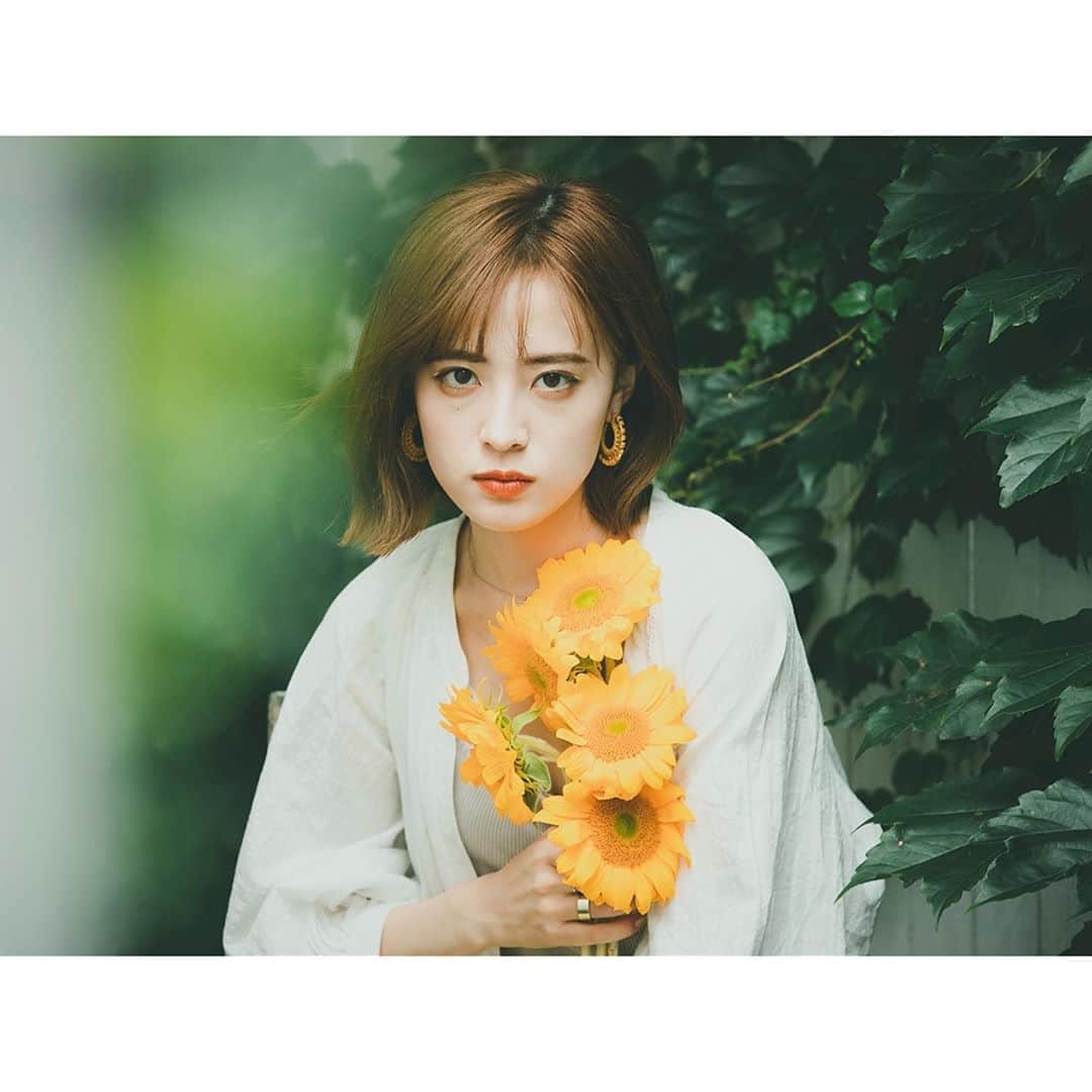 のインスタグラム：「✾The partyを終えました✾ ･ あっという間の2ヶ月だった。 正直に言いますとですね、最初は本当にやる気が湧かなかったんです。 でもオンラインレッスンからオフラインになり皆に会うことが出来て「皆本気なんだな」ってことを痛感して、自分が情けなくなった。 何かを作り上げるのって簡単じゃないし、手を抜こうと思えば簡単に諦めることが出来る。けどそれでも手を抜かなかったのは一緒にランウェイを歩く皆が、私にランウェイを歩くことの楽しさを教えてくれたからかなって思う。 ･ 本気になれることとか、本気で挑む姿ってかっこいいよね。 今まで交友関係広げるの面倒臭がって(ここだけの話)浅い付き合いが多かったんだけど笑なんだかんだ言って人と過ごす時間ってすごく楽しいし知り合い増えるのも嬉しいし皆とすごした2ヶ月間が1番楽しくて濃くて皆ロスすぎて死にそ🤤 ･ #人生を豊かにしてくれる友達と出会えて良かったです  #誘ってくれた皆さんありがとうございました」