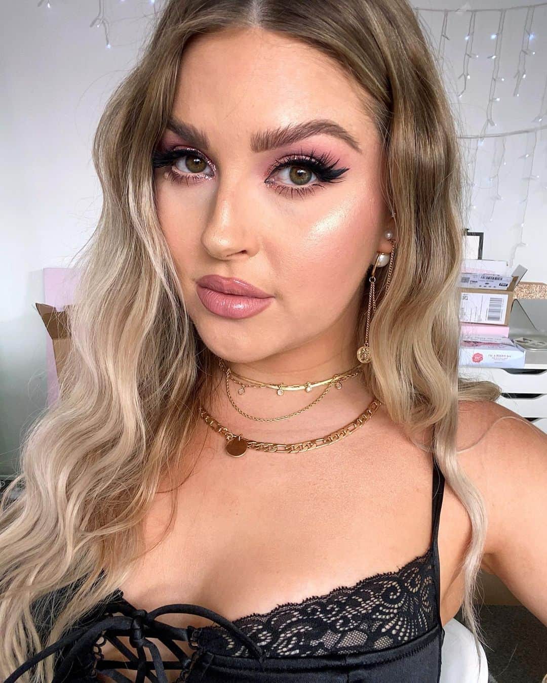 Shannonのインスタグラム：「I hope you’re all having a good week 💞 what are ya doing?? (tutorial 🎥 https://youtu.be/uRlYCutZONQ)」
