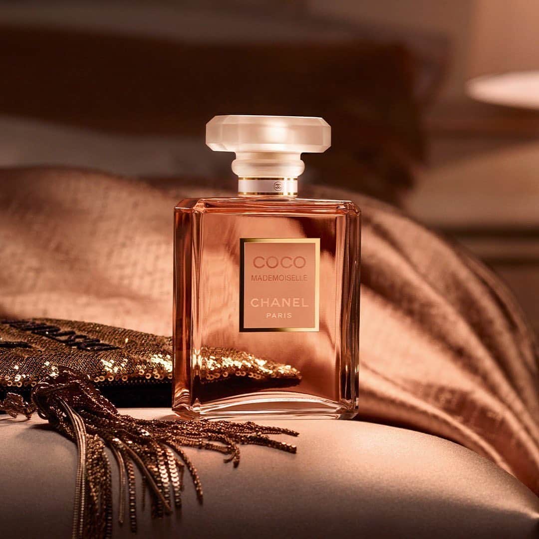 シャネルさんのインスタグラム写真 - (シャネルInstagram)「Rediscover COCO MADEMOISELLE Eau de Parfum. The density of patchouli and vetiver, illuminated by the fresh notes of orange and the brightness of jasmine and rose. A spirited and voluptuous fragrance. #CocoMademoiselle #CHANELFragrance #CocoForever」9月2日 14時13分 - chanelofficial