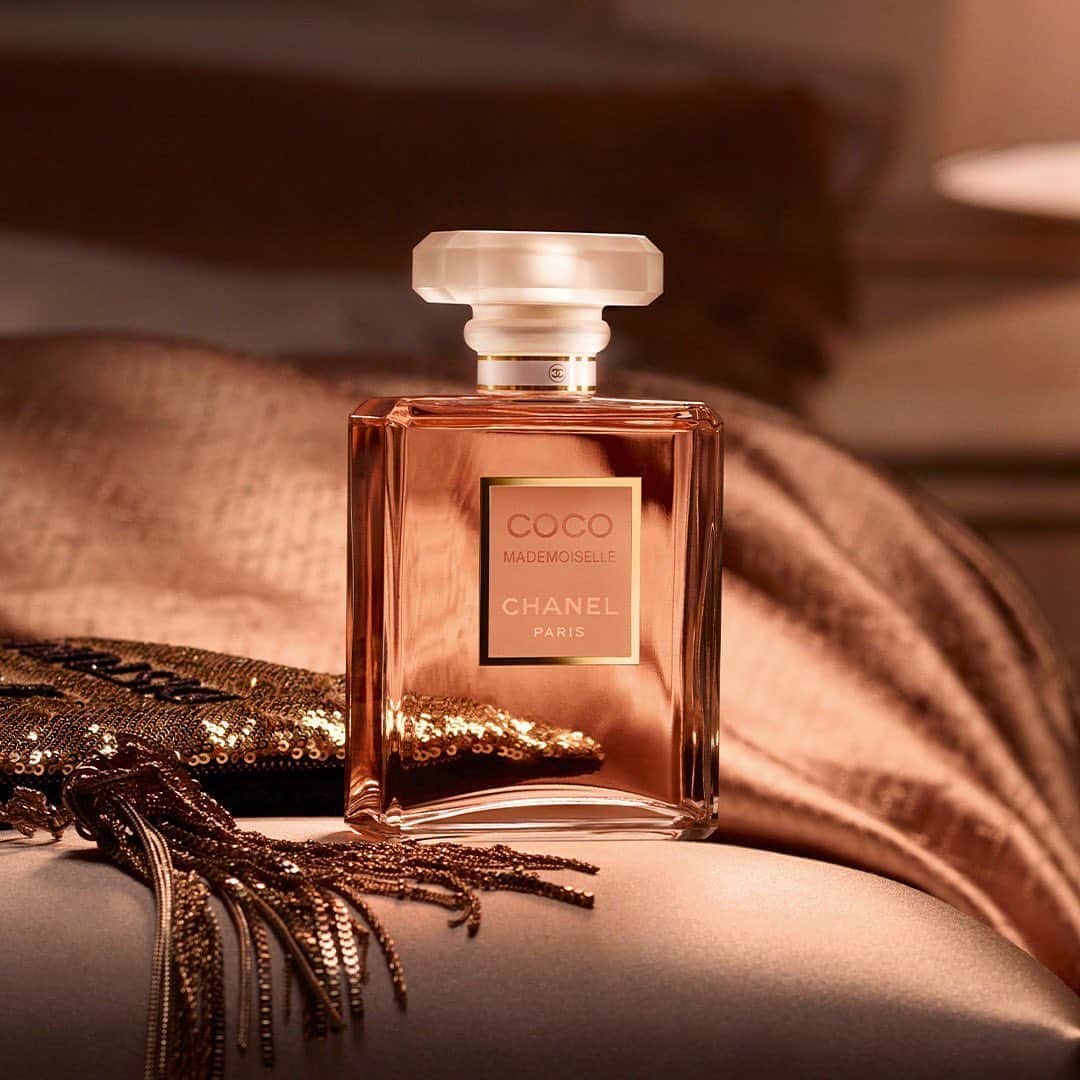 のインスタグラム：「Rediscover COCO MADEMOISELLE Eau de Parfum. The density of patchouli and vetiver, illuminated by the fresh notes of orange and the brightness of jasmine and rose. A spirited and voluptuous fragrance. #CocoMademoiselle #CHANELFragrance #CocoForever」