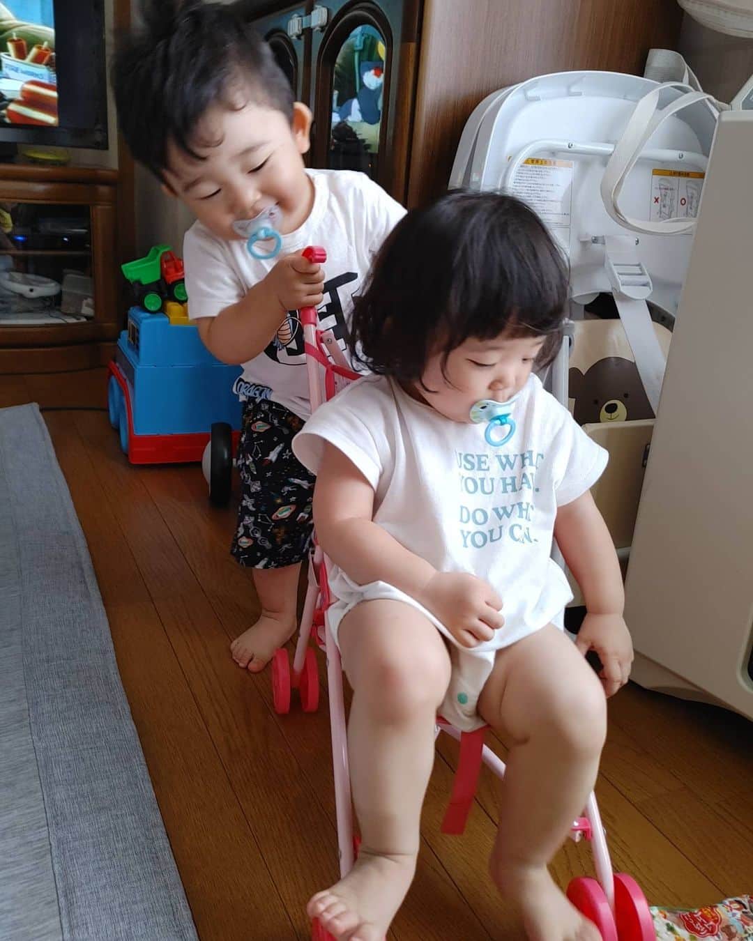 田中将斗のインスタグラム：「おもちゃのベビーカーに乗る弾丸娘をおす弾丸息子‼️ #双子 #弾丸ツインズ #一歳七ヶ月」