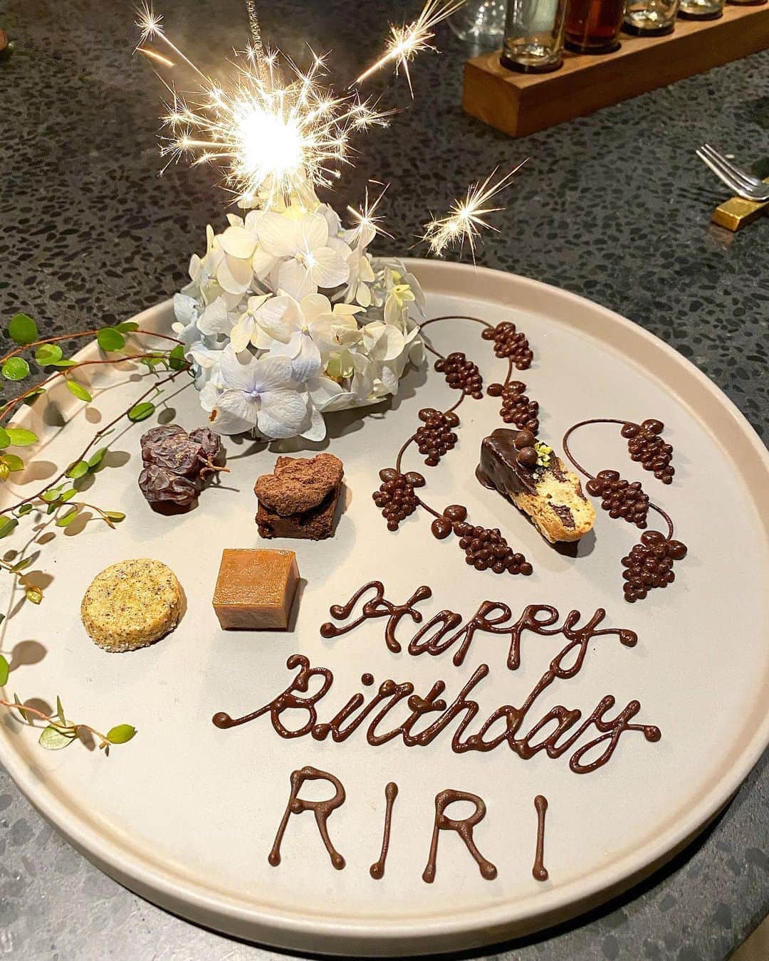 ririさんのインスタグラム写真 - (ririInstagram)「チョコレート🍫で つくったブドウ🍇が 可愛すぎる🤤🍽  Thank you...♡  #love #happy #birthday #birthdaycake」9月3日 1時02分 - riri.ribon