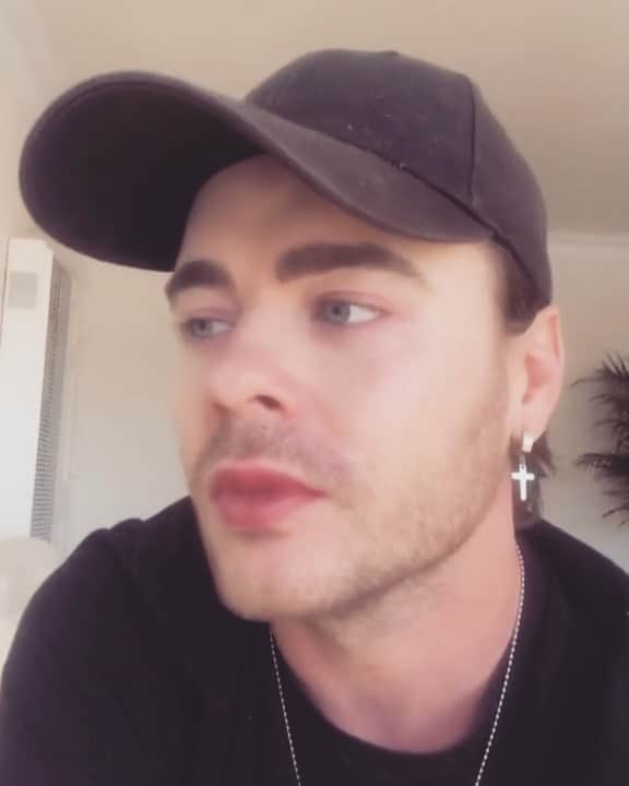 レオン・エルスのインスタグラム：「Missing you. 🖤」