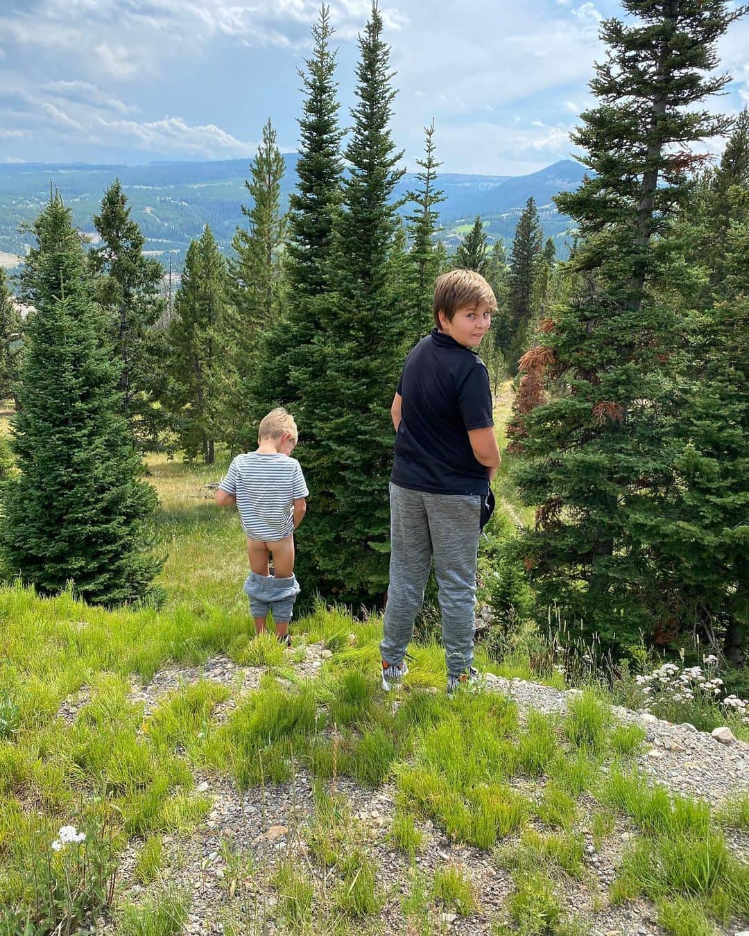 カロリナ・クルコヴァさんのインスタグラム写真 - (カロリナ・クルコヴァInstagram)「An end of summer trip to MONTANA. Loved spending time in the great outdoors with my boys! Horseback riding, off roading and fly fishing were just a few of the highlights. Montana is beautiful! Have you been? 🎣🌲🐴 Thank you @pattijeanb for hosting us👍🏻👌🏻  *more on stories #familyvacation #family #boymom #montana #thegreatoutdoors」9月2日 23時43分 - karolinakurkova