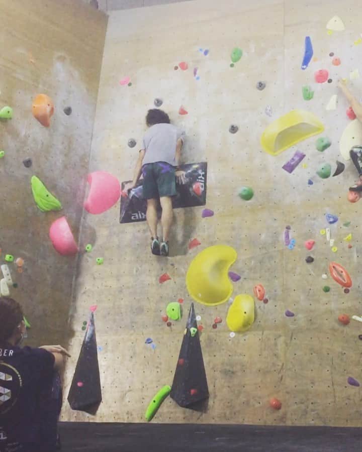 ハキム・カスバンのインスタグラム：「This route 💯 ♥️⁣⁣⁣ ⁣ Also just exploring options at the end, squeezing into small boxes.⁣ ⁣⁣ Gonna miss this place when it’s gone. @onsightclimbinggym⁣⁣ ⁣⁣ @heavy.japan⁣⁣⁣ ⁣⁣⁣ @flowspace.sets⁣⁣⁣ ⁣⁣⁣ #climbing #bouldering」