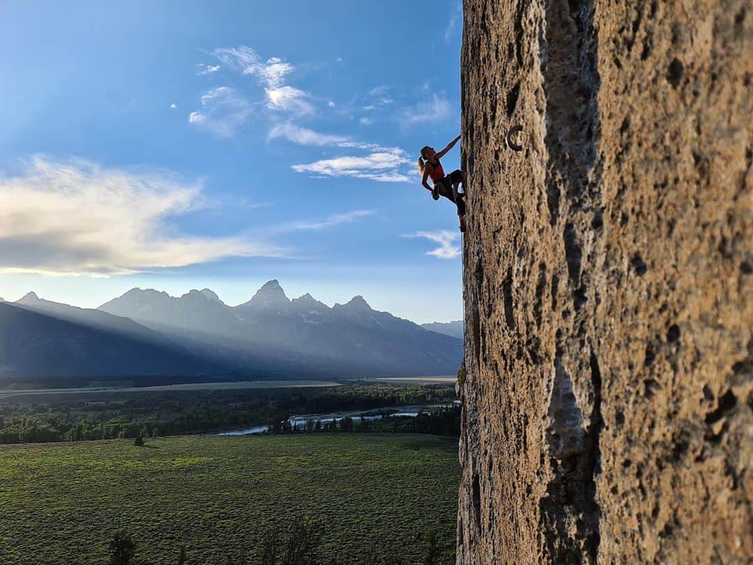 のインスタグラム：「Photo by @jimmychin // Sponsored by @SamsungMobileUSA // Savannah Cummins climbs in the perfect moment, perfect place, and perfect light on Do The Right Thing in Grand Teton National Park. Few things make me feel as present as climbing. Every move is considered and intentional. It’s also nice to have a great view. // Transform how you share your world with the @samsungmobileusa #GalaxyS20 5G series.」