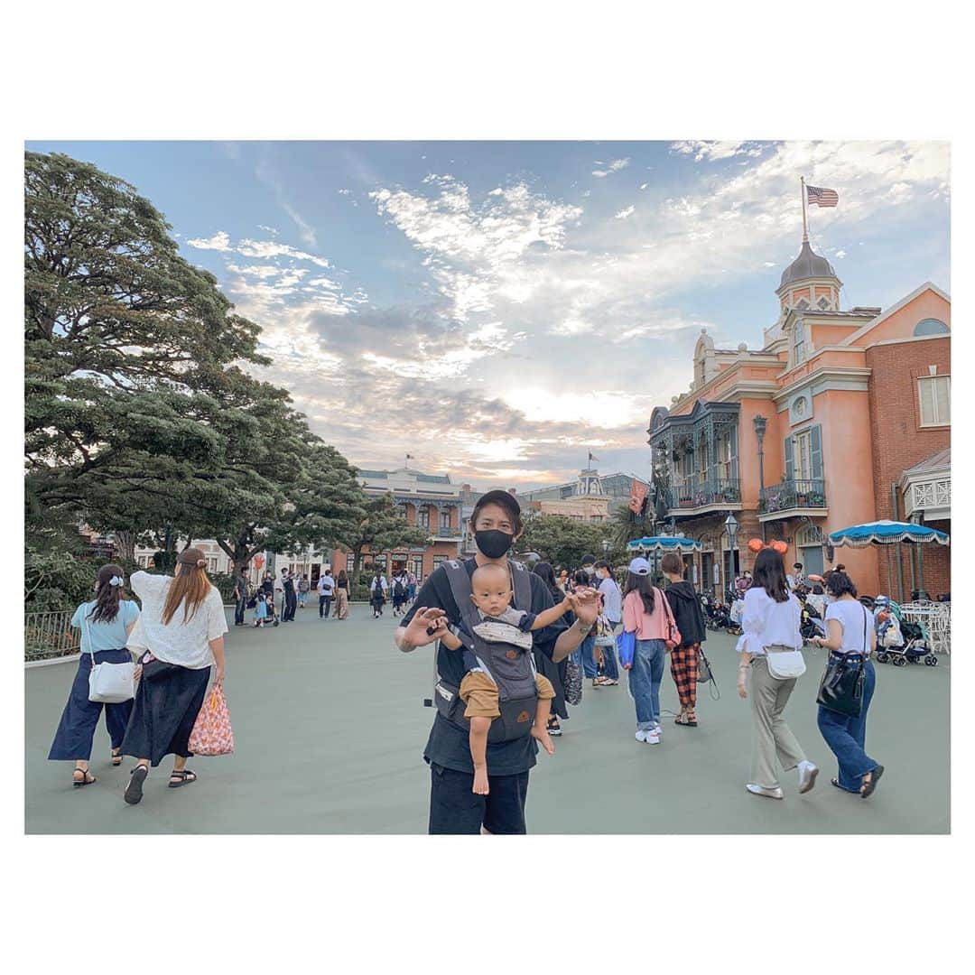 前原穂高のインスタグラム：「【最近のパパ事情】 コロナで沢山家にいて、 懐いてきたー😍 って思ったら仕事立て込んで、 よそよそしくなったりするけど 保育園に向かえに行くと、ちょー笑顔で抱きついてきたり🙌 ママがいると完全にママには負けるけど 2人の時はくっついてくれる✨️ 1歳にツンデレされて、 朝6時過ぎに上に乗ってきて起こされる毎日。。 こんな世の中だけど、こんな時じゃないとこういう時間もあんまり作れなかったのかなって思うと 悪くなかったのかなって思ってます🙆 ㅤㅤㅤ #ほだか37歳ちえ27歳おうた1歳 #前原家」