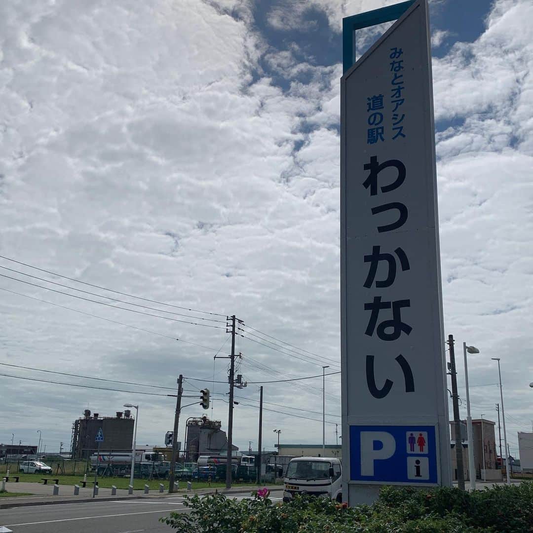 日浦孝則さんのインスタグラム写真 - (日浦孝則Instagram)「2020.9.2 北海道の旅③ プチ北海道旅行3日目。 昨日は宗谷岬に終わり、道の駅「わっかない」でお世話になりました。 起きて調べたら、稚内で行きたかった「白い貝殻の道」は、宗谷の方へ引っ返さないとならない事がわかったので、潔く戻って行ってきました。 青い海と空と白い貝殻の道、そのコントラストと空気と、とても良かった！ 続いて、留萌の日本一の夕焼けを目指しました。 まず、昨日の投稿に対してのコメントで知った道の駅「てしお」に寄って、折角なのでシャケイクラ丼を頂きまして、続いて留萌に向かいましが、雲が少なかったのか意外に地味な夕焼けでしたね。 というわけで、明日からはライブに戻ります！ では、また、明日から頑張ります！」9月2日 23時52分 - paperisland