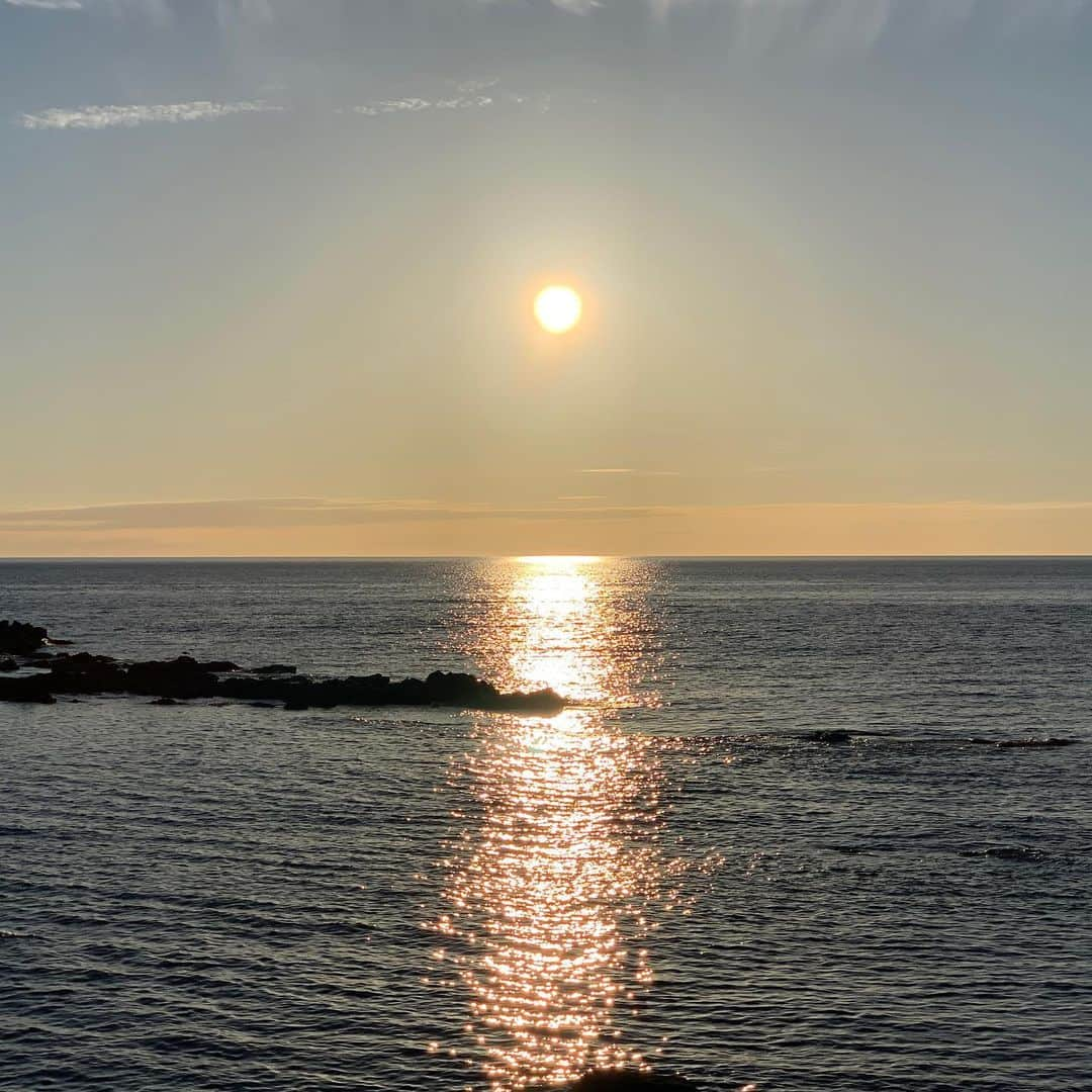 日浦孝則さんのインスタグラム写真 - (日浦孝則Instagram)「2020.9.2 北海道の旅③ プチ北海道旅行3日目。 昨日は宗谷岬に終わり、道の駅「わっかない」でお世話になりました。 起きて調べたら、稚内で行きたかった「白い貝殻の道」は、宗谷の方へ引っ返さないとならない事がわかったので、潔く戻って行ってきました。 青い海と空と白い貝殻の道、そのコントラストと空気と、とても良かった！ 続いて、留萌の日本一の夕焼けを目指しました。 まず、昨日の投稿に対してのコメントで知った道の駅「てしお」に寄って、折角なのでシャケイクラ丼を頂きまして、続いて留萌に向かいましが、雲が少なかったのか意外に地味な夕焼けでしたね。 というわけで、明日からはライブに戻ります！ では、また、明日から頑張ります！」9月2日 23時52分 - paperisland