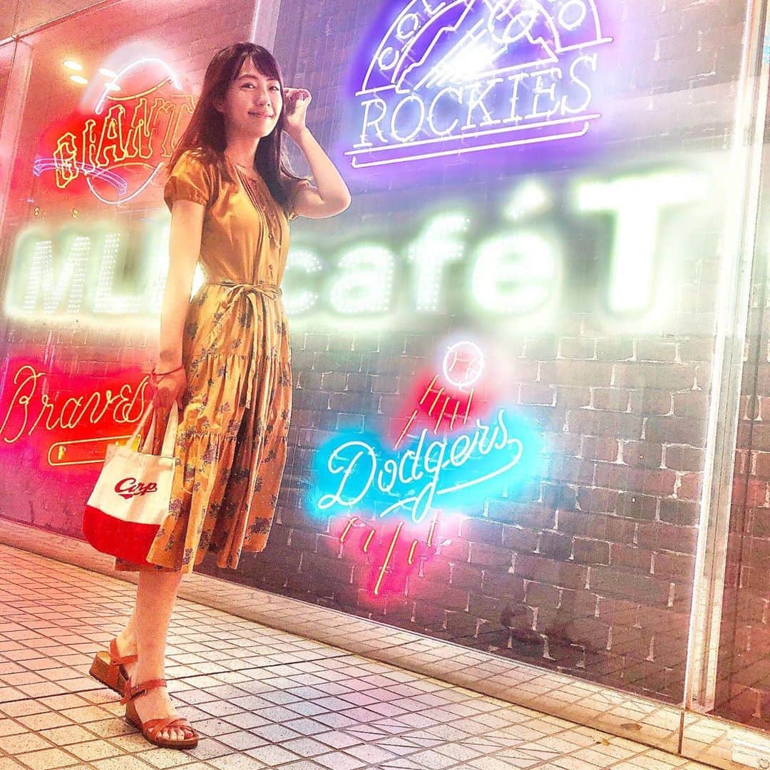 うえむらちかのインスタグラム：「写真の整理なう🤳﻿ ﻿ ﻿ ネオンがオシャレ💡﻿ ﻿ ポーズを決めつつ﻿ でも服はお母さんのお下がり笑﻿ ﻿ ﻿ #coordinate﻿ #コーディネート #'70sfashion﻿ #カープ女子 #カープグッズ #おしゃれさんと繋がりたい」