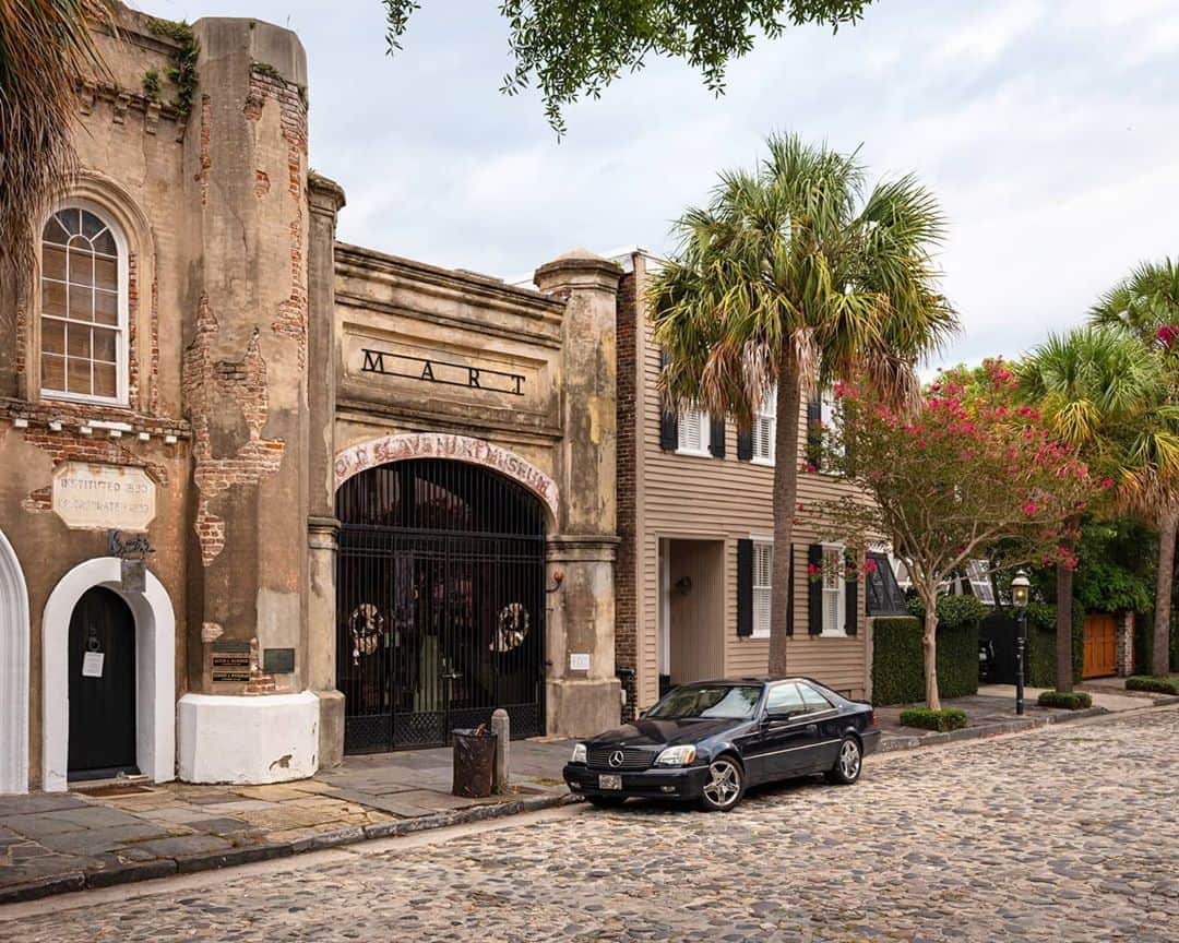 のインスタグラム：「Photo by Kris Graves @themaniwasnt I Old Slave Mart, Charleston, South Carolina. Constructed in 1859, this was one of many private auction slave markets in Downtown Charleston. As the Civil War ended in 1865 and the Union Army occupied the city, all slaves that were then imprisoned at this market were freed. To view more of my work, please follow @themaniwasnt and @kgpnyc」