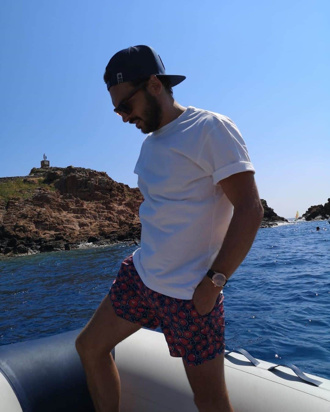 のインスタグラム：「Who wants to go on a boat trip to discover the Medditeranean sea with @Thibaultsombardier and its new companion, the #FrederiqueConstant #VitalitySmartwatch ?  #AccessibleLuxury Check our bio to find out more about this watch. ⌚ Smartwatch Gents Vitality」