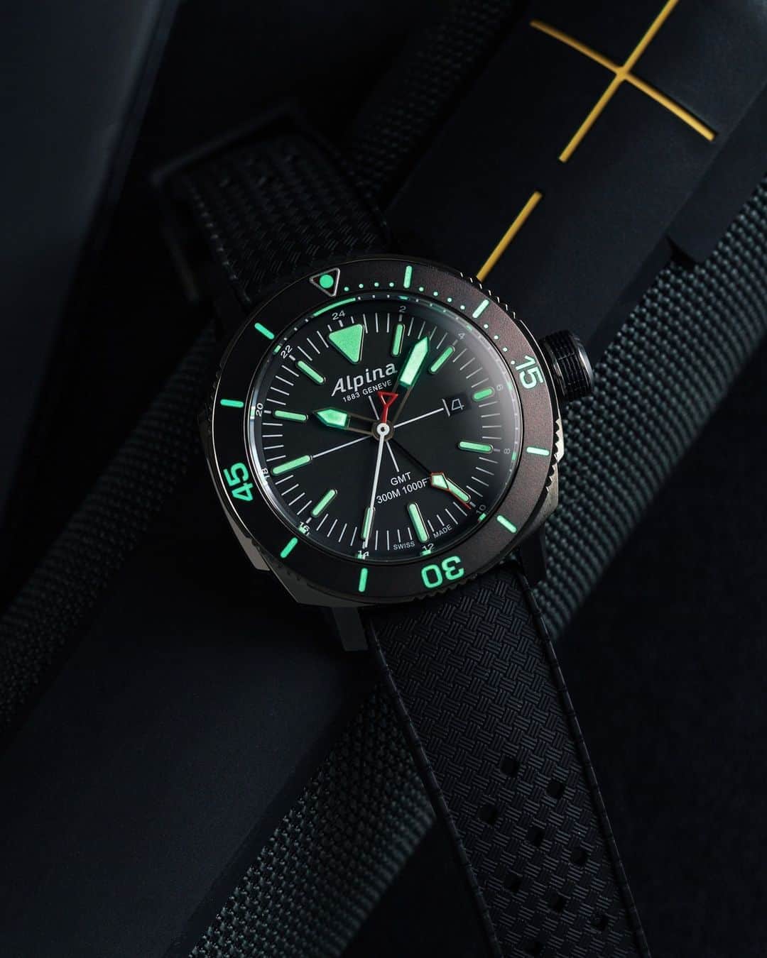 のインスタグラム：「Dark view mode on. 👽   📸  @andreknot   #AlpinaWatches #ReachYourSummit #SeastrongDiver300 Check our bio to learn more.」