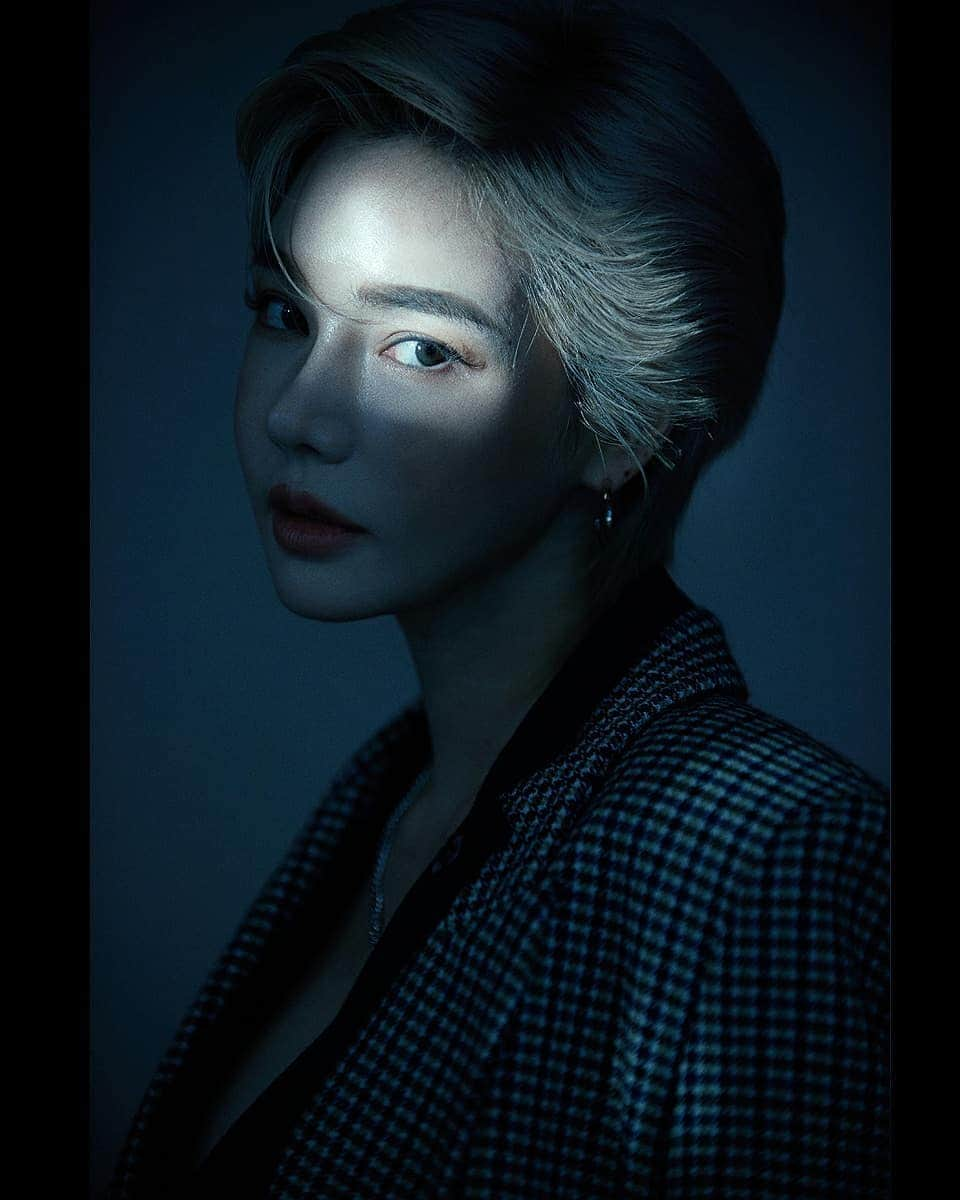 Han Ga Eunさんのインスタグラム写真 - (Han Ga EunInstagram)「🛸그리는 사람들 Photo @circusbear_z Style & hairmakeup @hongsister_yj Model @gaeungbebe . . . #concept#godox#nikon#nikond5#model#portrait#magazine#vsco#ポートレート#collaboration . . #컨셉 #화보 #모델 #시즌그리팅 #포토모리스튜디오 #사진 #니콘d5 #자연광컨셉 #자연광사진 #koreanmodel #model #우주안」9月2日 23時53分 - gaeungbebe