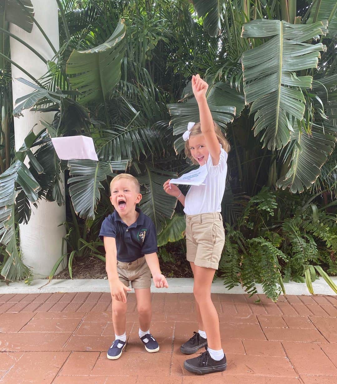 Elizabeth Chambers Hammerのインスタグラム：「A couple days late and my sad signs didn’t survive the humidity or enthusiasm. BUT, Monday marked their second week of kindergarten and pre-k IRL in GC and the first day of Zoom Kindergarten for Hops at her school in LA. Happy back-to-school, whatever that means to you! ❤️」
