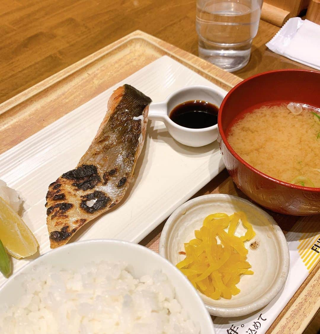 鶴見虹子のインスタグラム：「今日もお魚ちゃんです❤️ シャケの塩焼き✨✨  毎日お魚ばかり食べてる🤢 でも、お魚の油は体にいいし和食はやっぱりヘルシーだね🤘🏻💯 #体操 #ダイエット #和食 #お魚ちゃん」