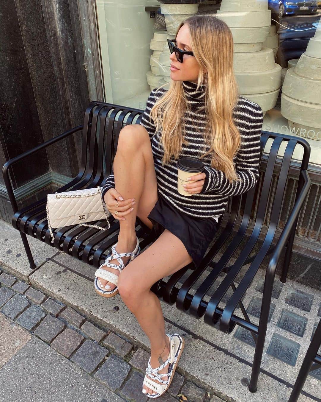 ペニーレ・タイスベックのインスタグラム：「Midweek break🖤」