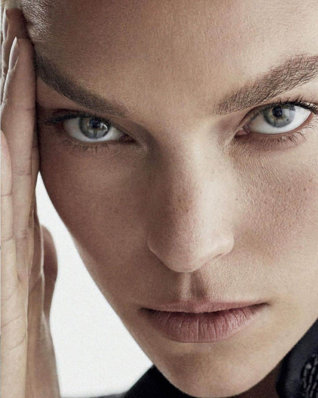 アリゾナ・ミューズのインスタグラム：「A peek into this month’s @harpersbazaares cover story 📸  Photography: @xavigordo Styling: @beamachh  Hair: @earlsimms2 Makeup: @babskymakeup Digital artwork: @whiteretouch」