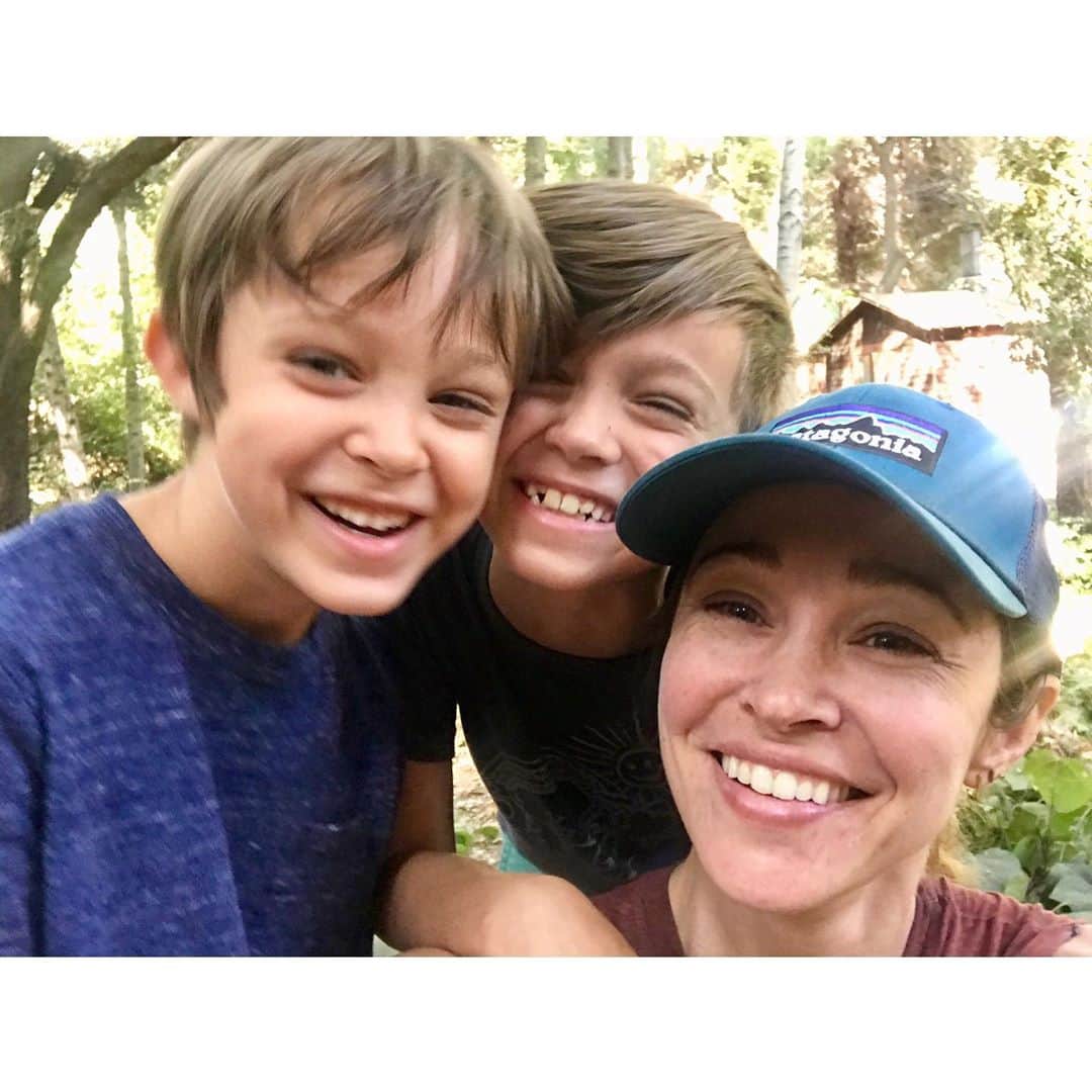 オータム・リーザーのインスタグラム：「After-school hiking club: Day 1 🌲」
