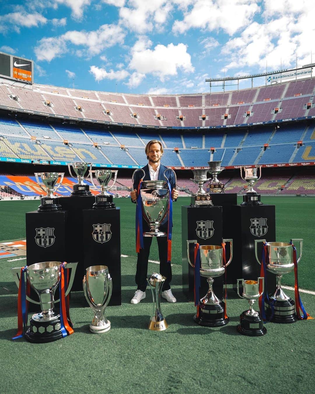 イヴァン・ラキティッチのインスタグラム：「A few pictures of my last day in Barcelona. Thanks again for the love, the messages and the support. I am really grateful! — Algunas fotos de mi último día en Barcelona. Gracias por el cariño, los mensajes y el apoyo. Estoy muy agradecido!  #ivanrakitic / 📸: @jackbgst & @miguelruizfcb」
