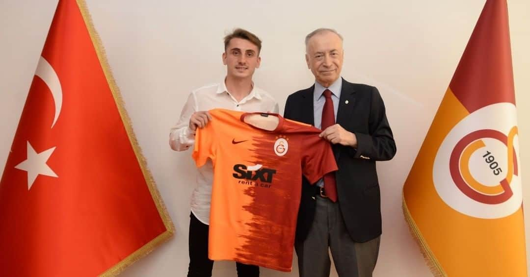 ガラタサライSKさんのインスタグラム写真 - (ガラタサライSKInstagram)「Yeni transferimiz Muhammed Kerem Aktürkoğlu, kendisini Galatasaray'a bağlayan imzayı attı.  Başkanımız Mustafa Cengiz, Kerem'in Galatasaray'a uzun yıllar hizmet edeceğine inandığını belirterek resmi televizyonumuz Galatasaray TV'ye şu açıklamaları yaptı:  "Ben sevgili Kerem'den çok umutluyum. Karakterinin de düzgün olduğuna inanıyorum. Yeteneği ile buraya geldi ve bunu başaracağına inanıyorum. Galatasaray bir dünya markası. Transferleri elimizden geldiğince seçerek, itina göstererek yapıyoruz. Hiçbir kulüple transfer yarışı, harcama yarışı içinde değiliz. Hem taraftarlarımızın talebini hem de kulübümüzün mali sportif ve idari kriterlerine azami dikkat göstererek, har vurup harman savurmadan, çok dikkatli şeçerek yaptığımıza inanıyorum."  "Tercihlerimiz kesinlikle taraftarlarımızın beklentisi olan optimal düzeyde. Allah utandırmasın. Camiamıza sevgili Kerem'in çok uzun yıllar hizmet edeceğine inanıyorum. Roma bir günde kurulmadı. Azmedecek, bekleyecek, mücadele edecek, o formayı da kapacak ve inşallah tamamına erdirecek. Galatasaray'da daha büyük görevler alacak inşallah."」9月3日 0時17分 - galatasaray